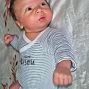 Télio a rejoint le concours — aidez-le/la à gagner de superbes lots ! baby, blanket, cheeks, child, curious, cute, face, fist, footwear, head, indoors, infant, lying_down, newborn, onesie, patterned_blanket, skin, sock, soft_texture, striped_clothing