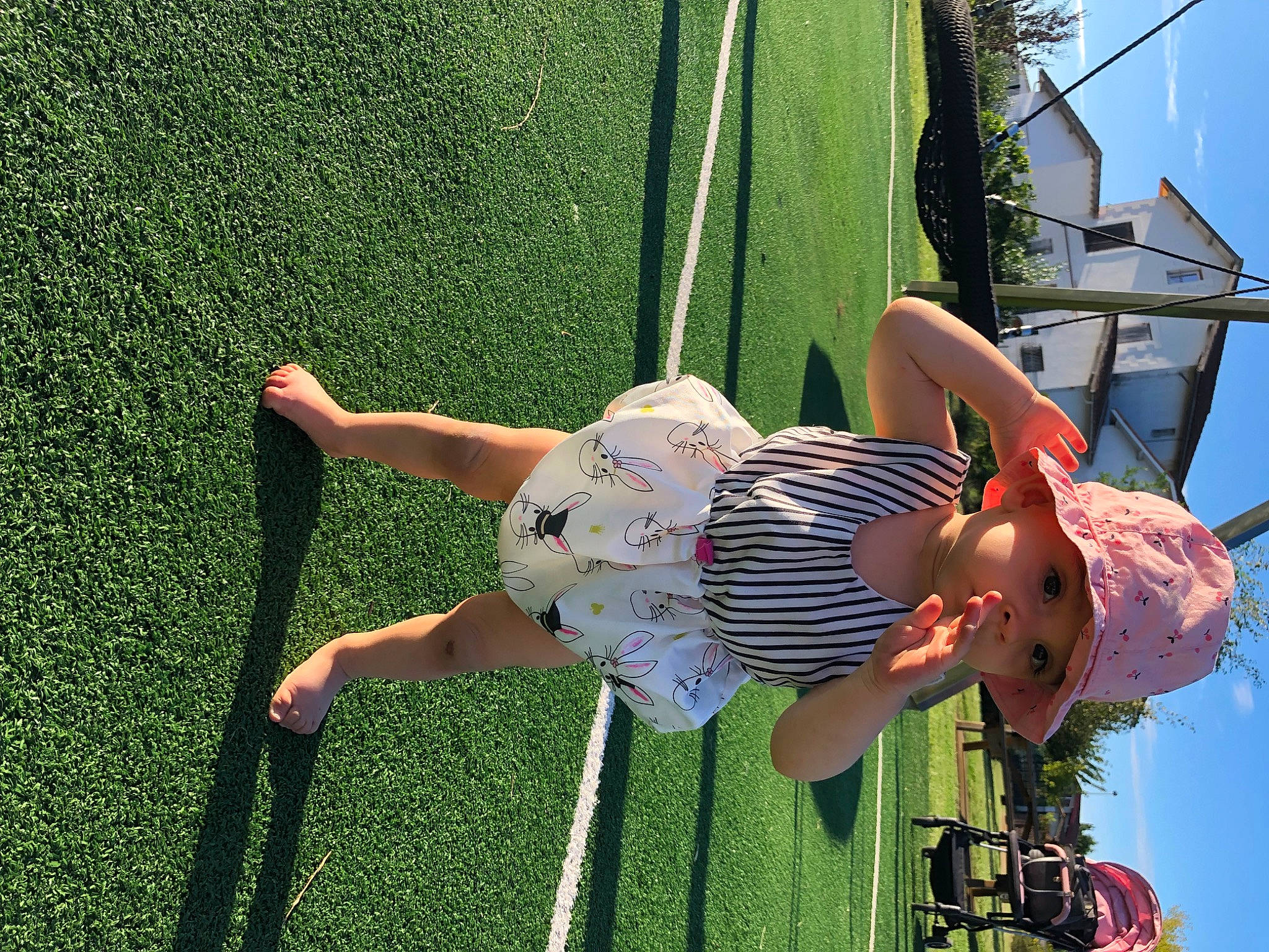 Lysa participe au concours pour gagner de l'argent avec cette photo : arm, entertainment, event, fun, grass, green, headwear, human_body, human_leg, leg, leisure, line, people_in_nature, performing_arts, person, plant, recreation, sky, spring, thigh