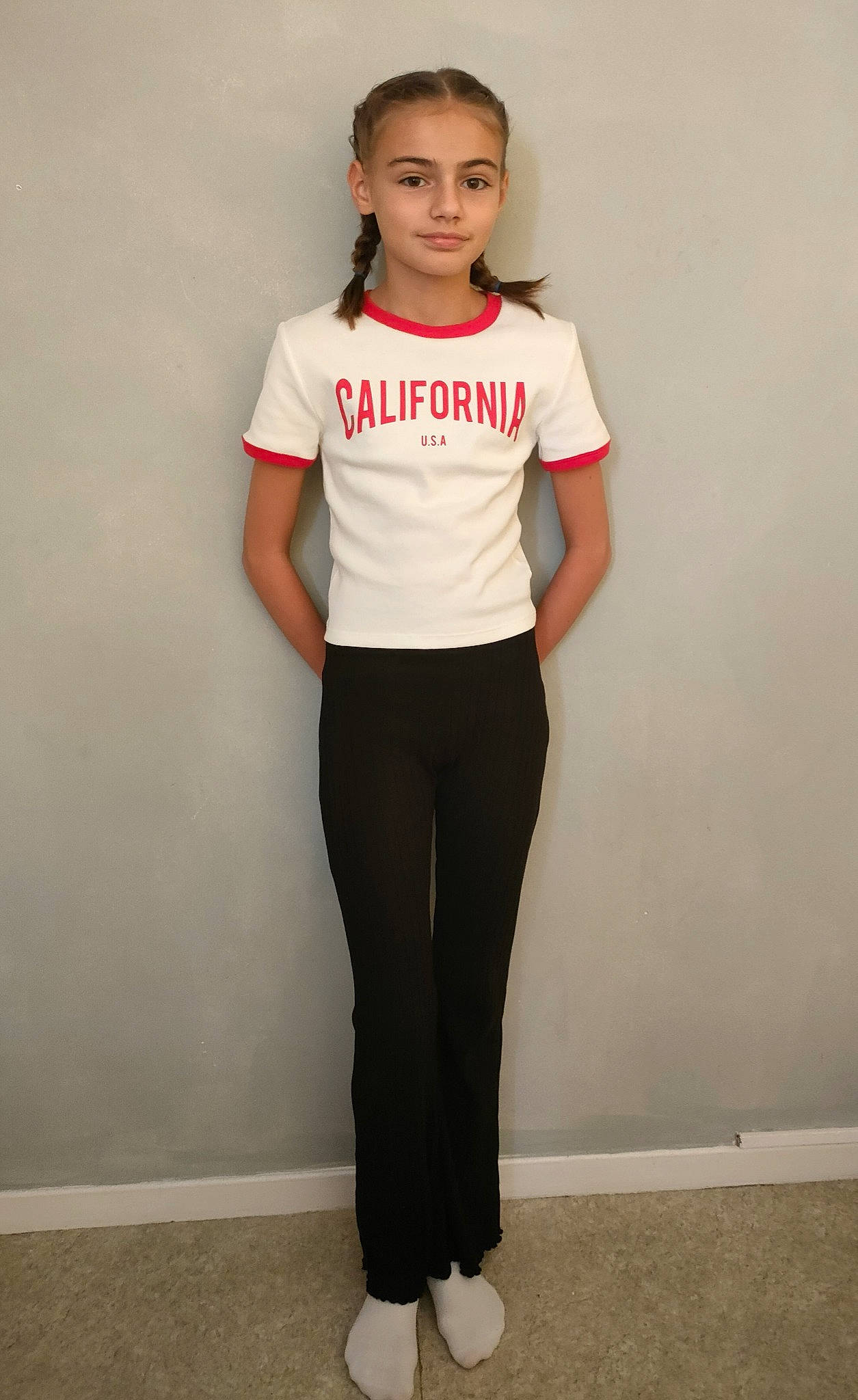 Anna a rejoint le concours — aidez-le/la à gagner de superbes lots ! abdomen, arm, blond, denim, electric_blue, fashion_design, fashion_model, gesture, human_leg, jersey, joy, knee, leg, neck, pattern, person, sleeve, sportswear, t_shirt, thigh