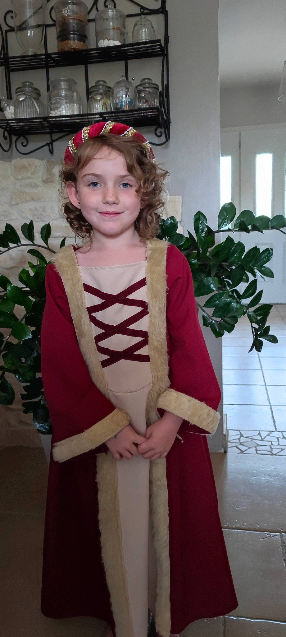 Iliana participe au concours pour gagner de l'argent avec cette photo : dress, event, eyewear, fashion, fashion_design, flooring, formal_wear, headgear, headpiece, jewellery, joy, long_hair, neck, necklace, person, pink, plant, red, sleeve, smile