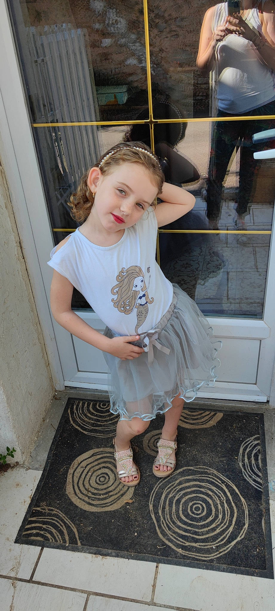 Iliana participe au concours pour gagner de l'argent avec cette photo : blond, fashion_design, flash_photography, flooring, hairstyle, happy, human_leg, joint, knee, leg, person, shoe, shoulder, sleeve, sneakers, sportswear, standing, street_fashion, textile, thigh