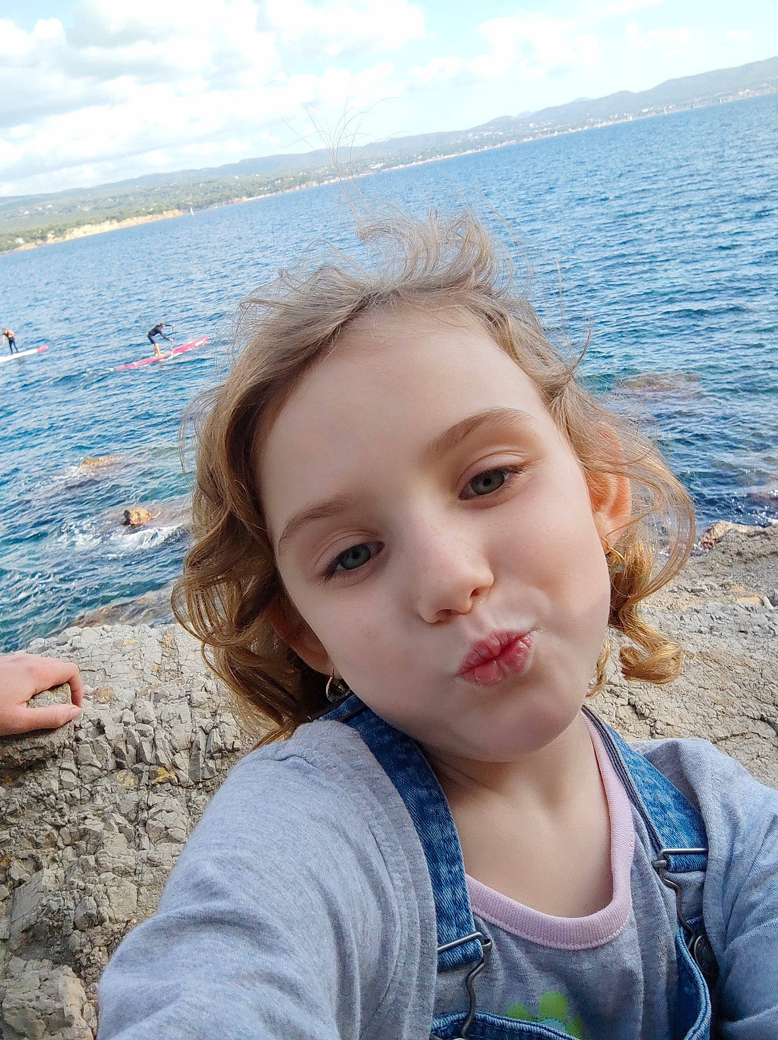 Iliana participe au concours pour gagner de l'argent avec cette photo : azure, blue, chin, cloud, eye, face, flash_photography, hair, happy, head, jaw, lip, mouth, neck, nose, people_in_nature, person, photograph, sky, travel