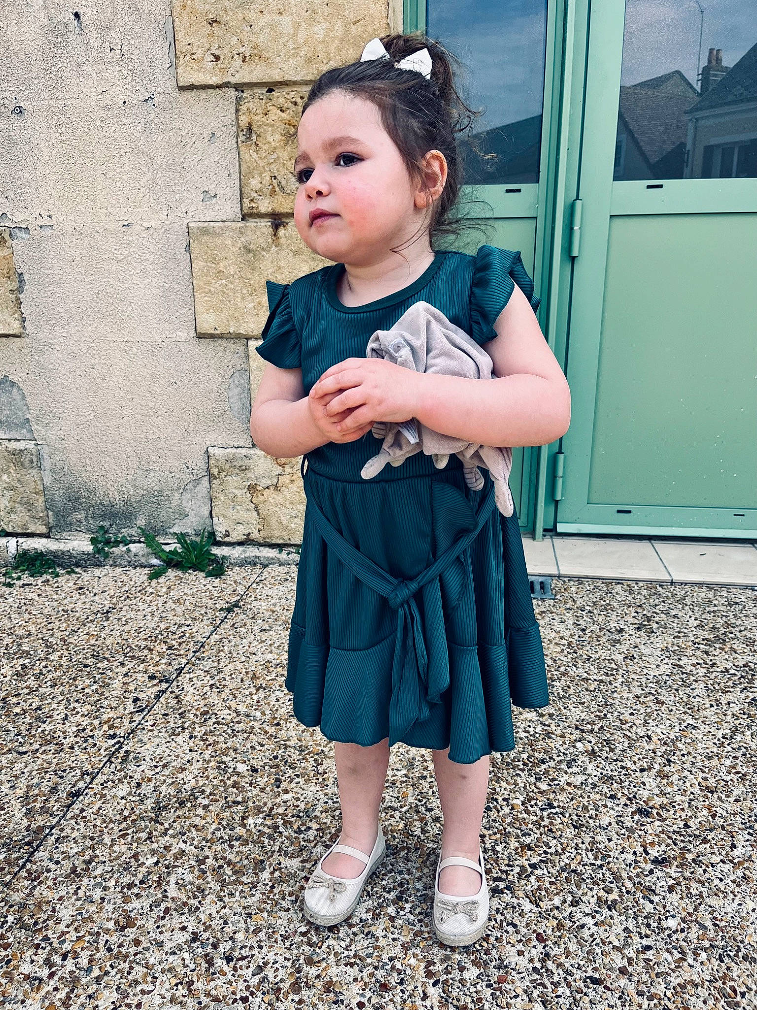 Neyla participe au concours pour gagner de l'argent avec cette photo : baby_toddler_clothing, child, day_dress, dress, electric_blue, fashion_accessory, flash_photography, formal_wear, grass, hairstyle, happy, jewellery, one_piece_garment, pattern, person, shoulder, sitting, sleeve, toddler, vintage_clothing
