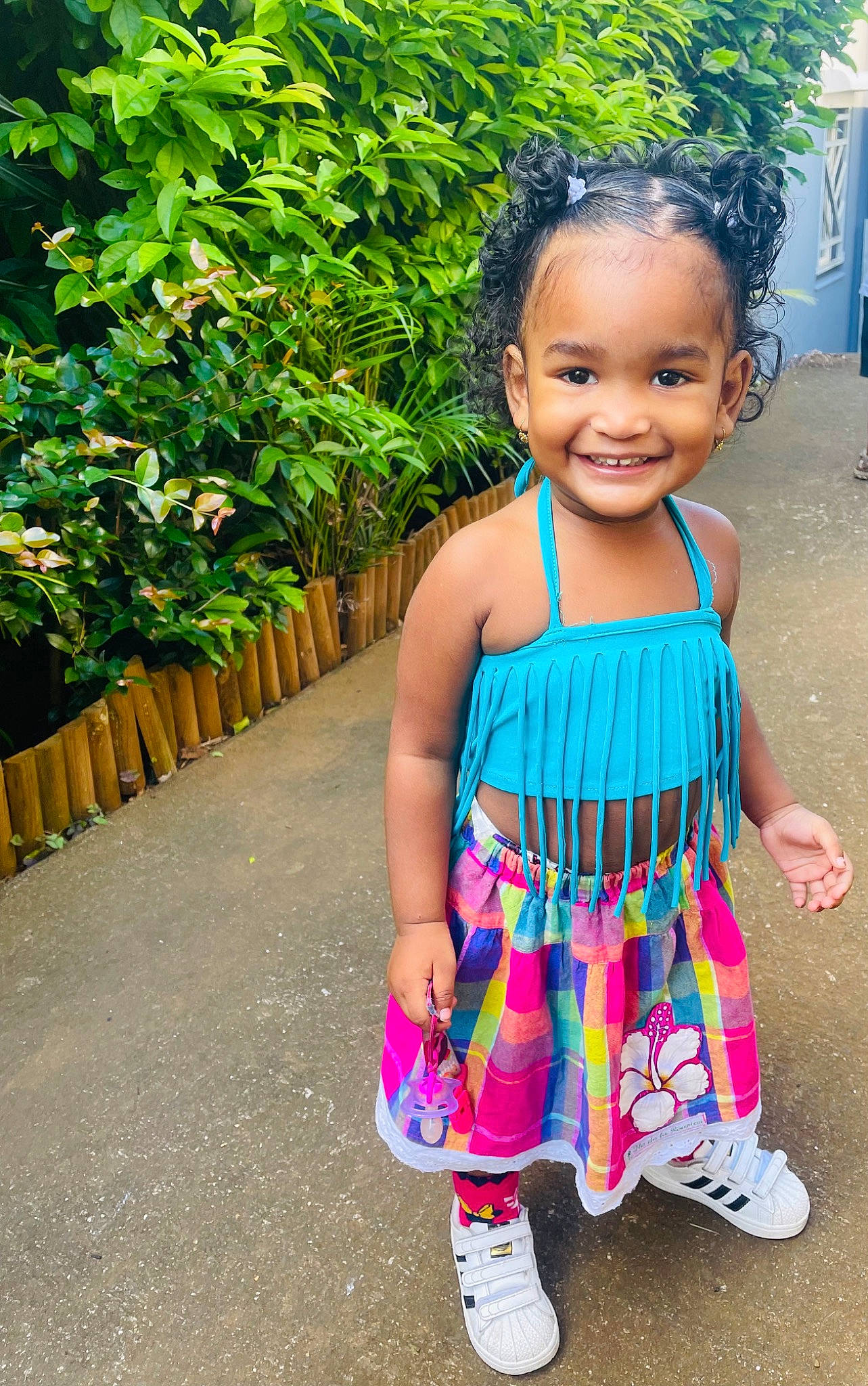 Shanaelle participe au concours pour gagner de l'argent avec cette photo : baby_toddler_clothing, child, dress, electric_blue, face, fun, grass, happy, joy, leisure, magenta, pattern, person, pink, plant, sleeve, smile, spring, standing, t_shirt