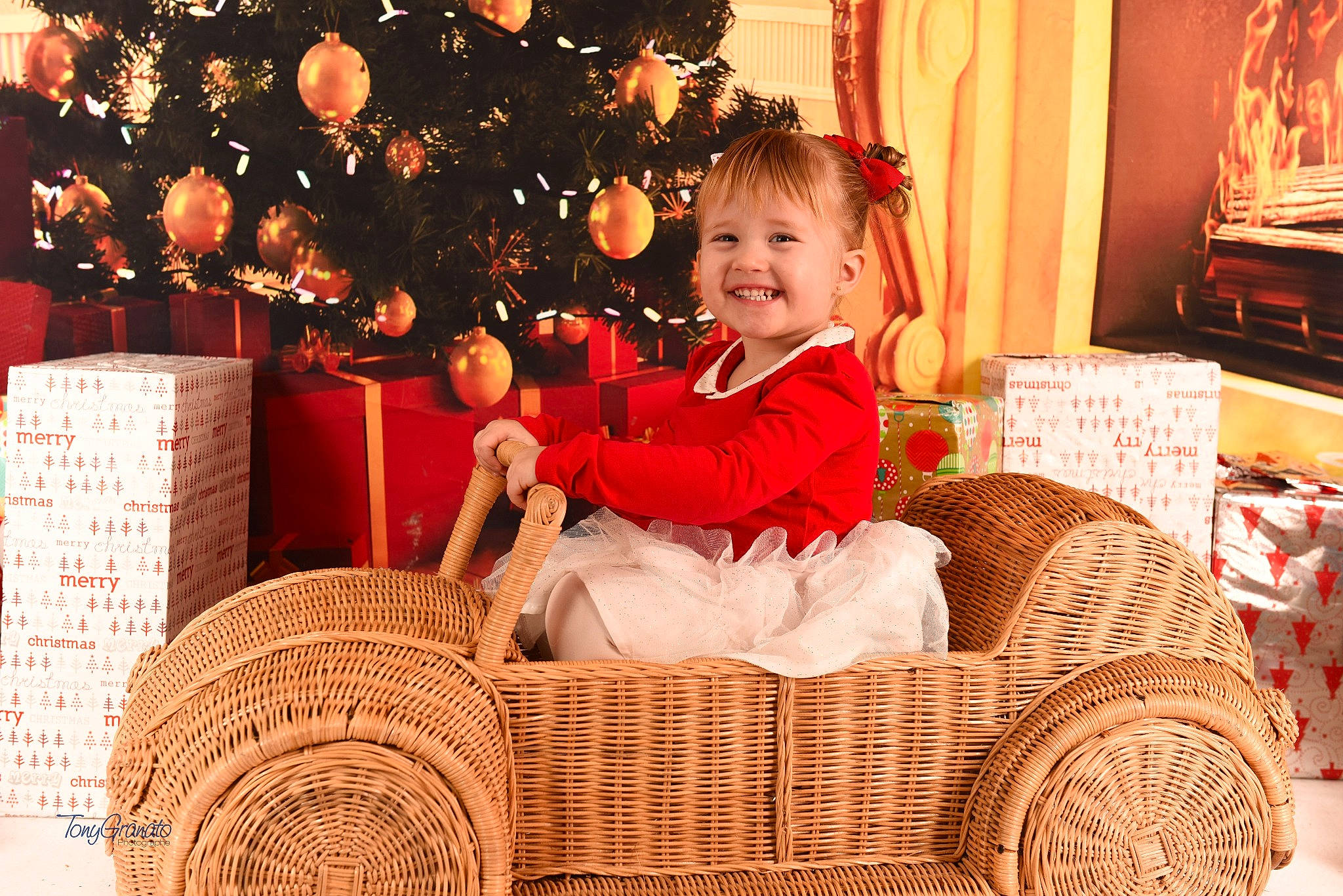 Enaya a rejoint le concours — aidez-le/la à gagner de superbes lots ! basket, child, christmas, christmas_decoration, girl, holiday, infant, joy, person, product, sitting, toddler, tradition
