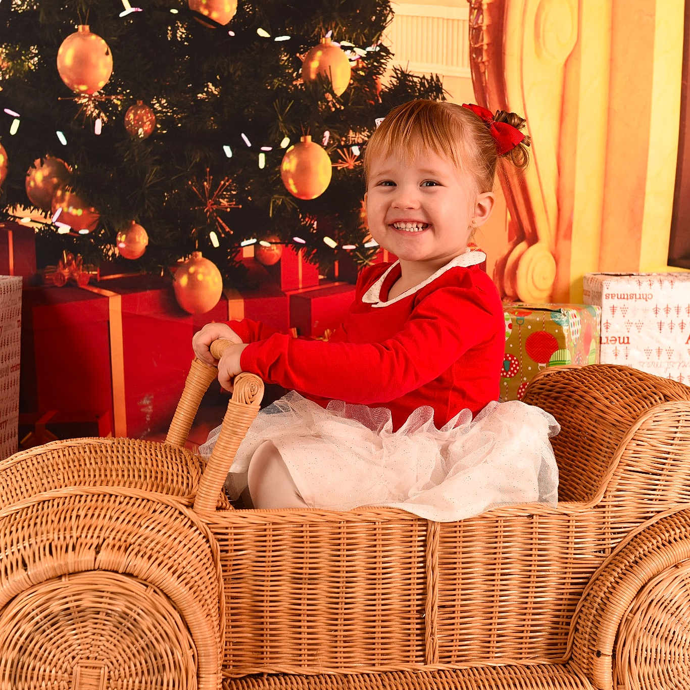 Enaya a rejoint le concours — aidez-le/la à gagner de superbes lots ! basket, child, christmas, christmas_decoration, girl, holiday, infant, joy, person, product, sitting, toddler, tradition