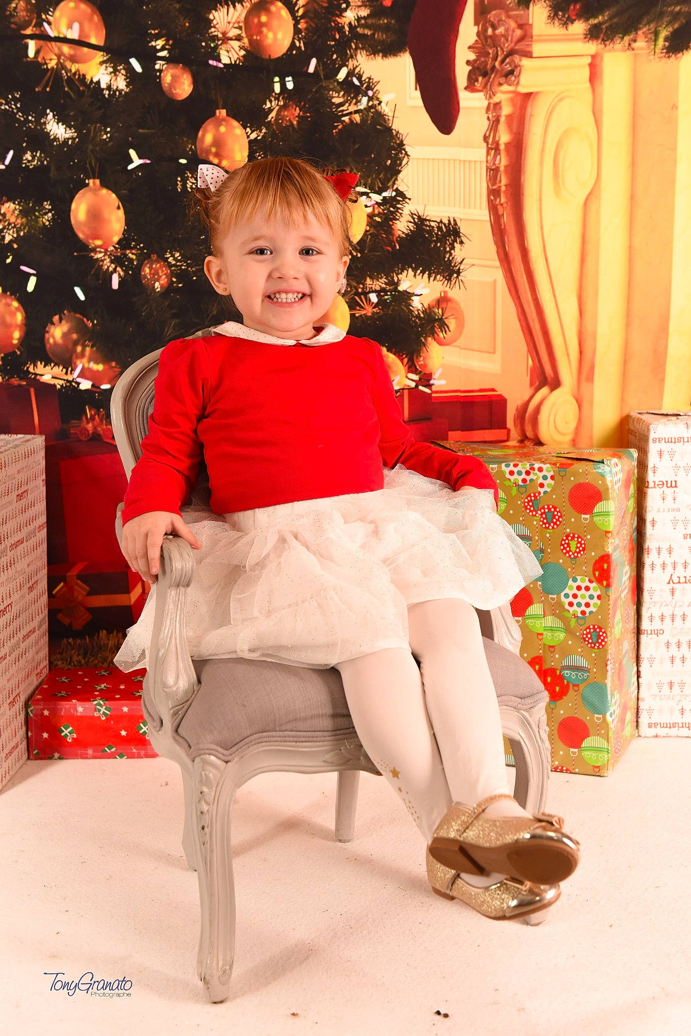 Enaya a rejoint le concours — aidez-le/la à gagner de superbes lots ! chair, child, christmas, christmas_decoration, furniture, girl, happiness, holiday, joy, leg, pattern, person, shoulder, sitting, smile, standing, textile, tights, toddler
