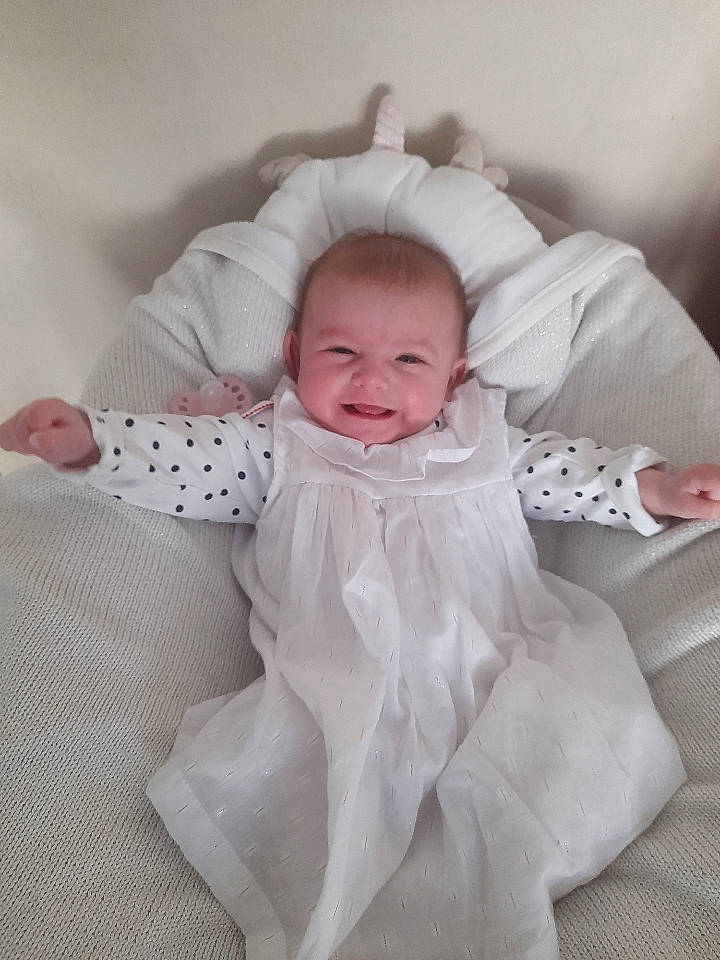 Marianne participe au concours pour gagner de l'argent avec cette photo : baby, baby_toddler_clothing, bedding, cheek, child, comfort, eye, face, happy, iris, linens, pattern, person, pink, product, skin, sleeve, smile, t_shirt, textile