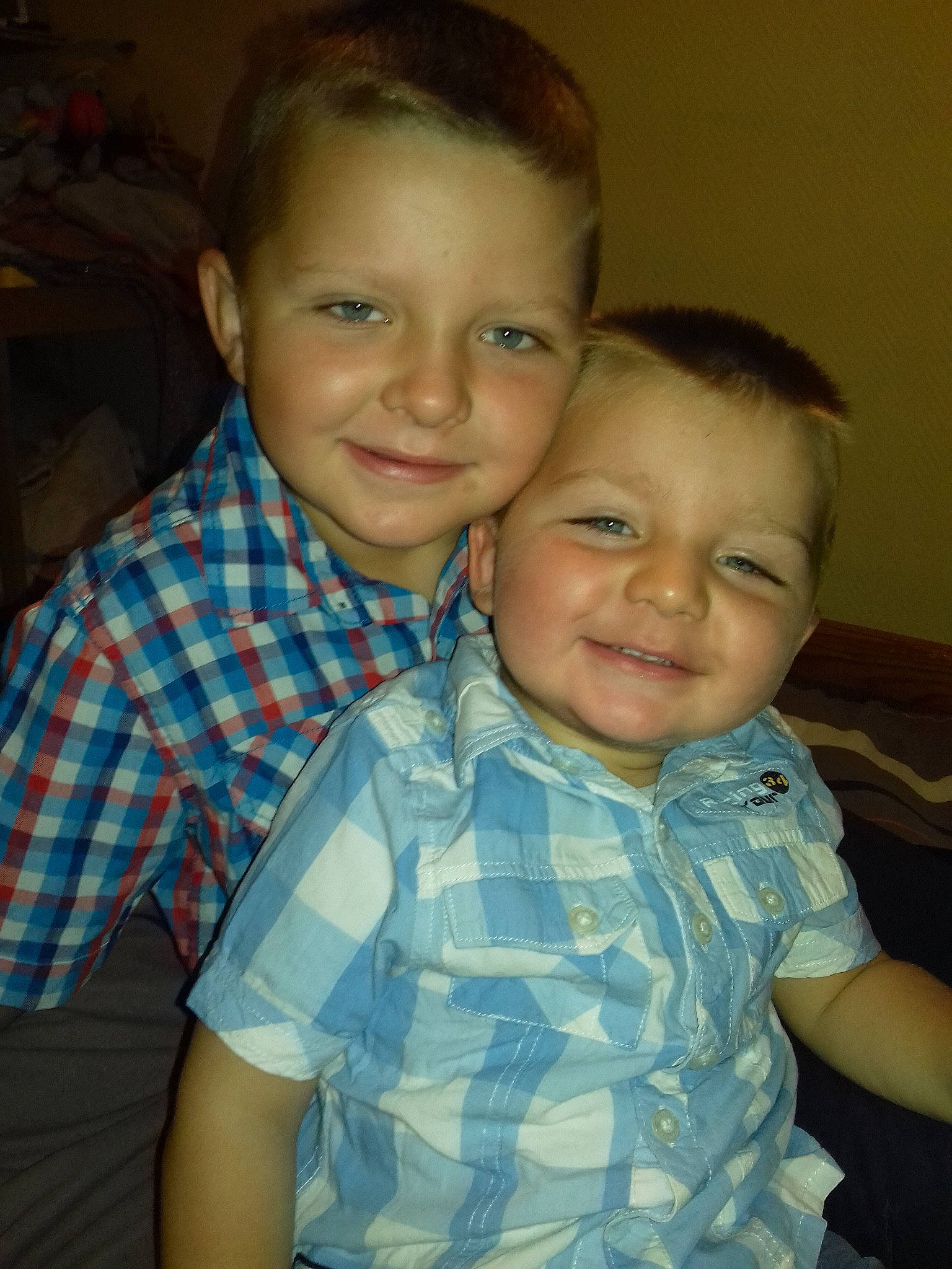 Ma participe au concours pour gagner de l'argent avec cette photo : baby, cheek, child, chin, eye, face, family, forehead, fun, happy, head, iris, joy, nose, people, person, sibling, skin, smile, standing