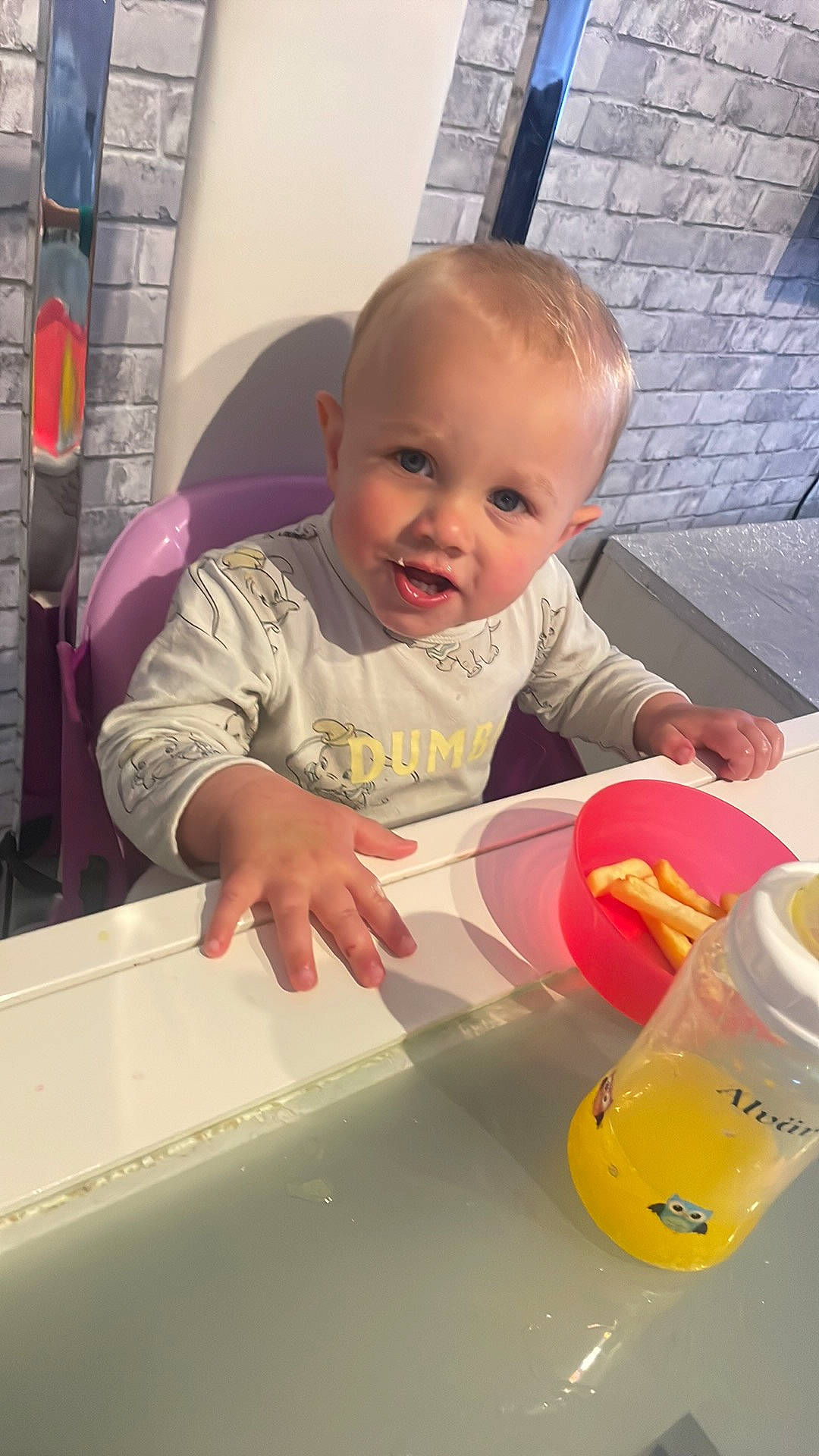 Milann a rejoint le concours — aidez-le/la à gagner de superbes lots ! baby, baby_products, baby_toddler_clothing, cheek, child, drink, drinkware, fun, orange_drink, orange_soft_drink, person, plastic, plastic_bottle, product, room, sitting, smile, t_shirt, tableware, toddler