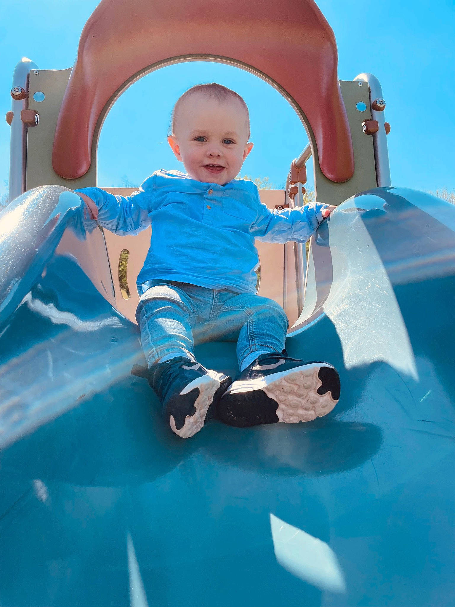 Milann a rejoint le concours — aidez-le/la à gagner de superbes lots ! aqua, baby, baby_toddler_clothing, blue, child, chute, cloud, comfort, electric_blue, fun, happy, joy, leg, leisure, outdoor_play_equipment, person, play, recreation, sitting, sky