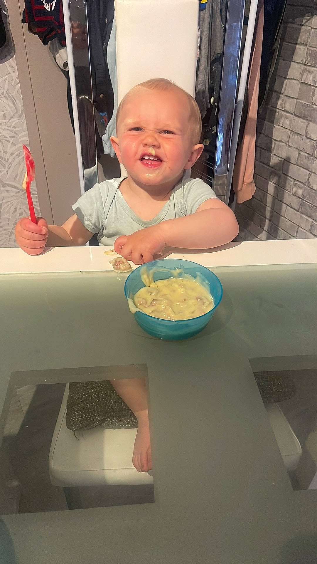 Milann a rejoint le concours — aidez-le/la à gagner de superbes lots ! baby, baby_toddler_clothing, bowl, chair, child, comfort_food, cooking, cuisine, dishware, food, fun, ingredient, kitchen_utensil, person, plate, recipe, room, smile, t_shirt, tableware