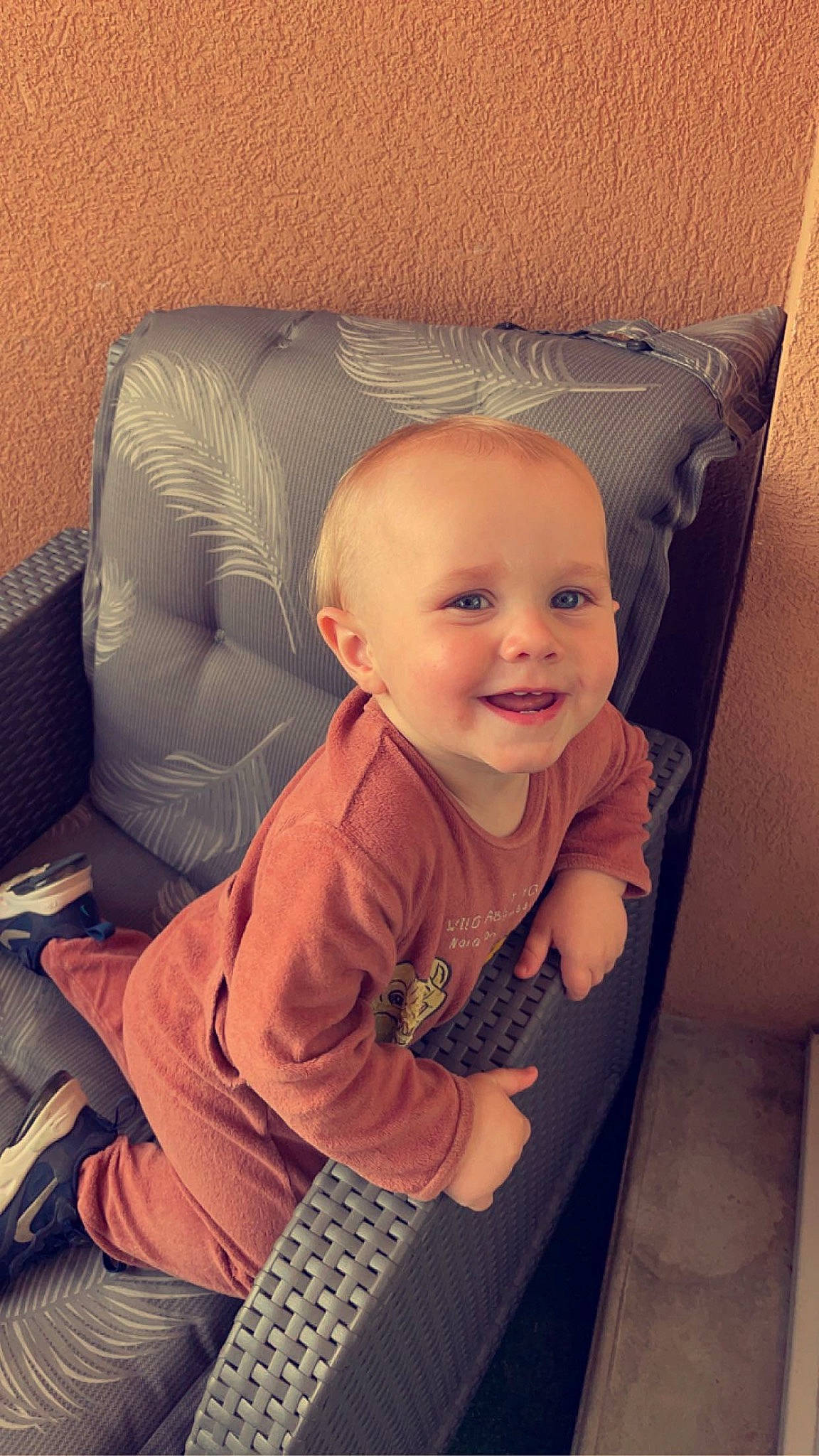 Milann participe au concours pour gagner de l'argent avec cette photo : arm, baby, baby_toddler_clothing, cheek, child, comfort, electronic_device, face, fun, hairstyle, happy, head, joy, lap, person, room, sitting, skin, smile, tints_and_shades