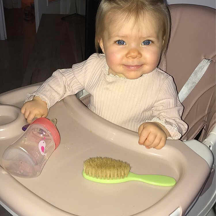 Lina a rejoint le concours — aidez-le/la à gagner de superbes lots ! baby, brush, chair, cream, cutlery, dessert, device, diningtable, face, food, furniture, head, icing, person, photography, portrait, spoon, table, tool, toothbrush