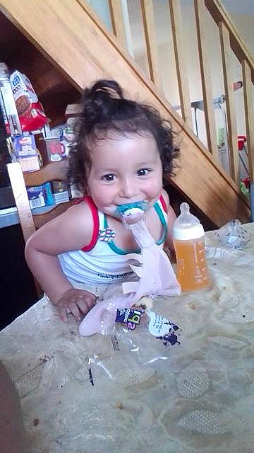 Angélina participe au concours pour gagner de l'argent avec cette photo : baby, baby_toddler_clothing, bottle, cheek, child, drinkware, eyelash, fun, hand, happy, iris, joy, nail, person, plastic_bottle, room, skin, smile, table, toddler