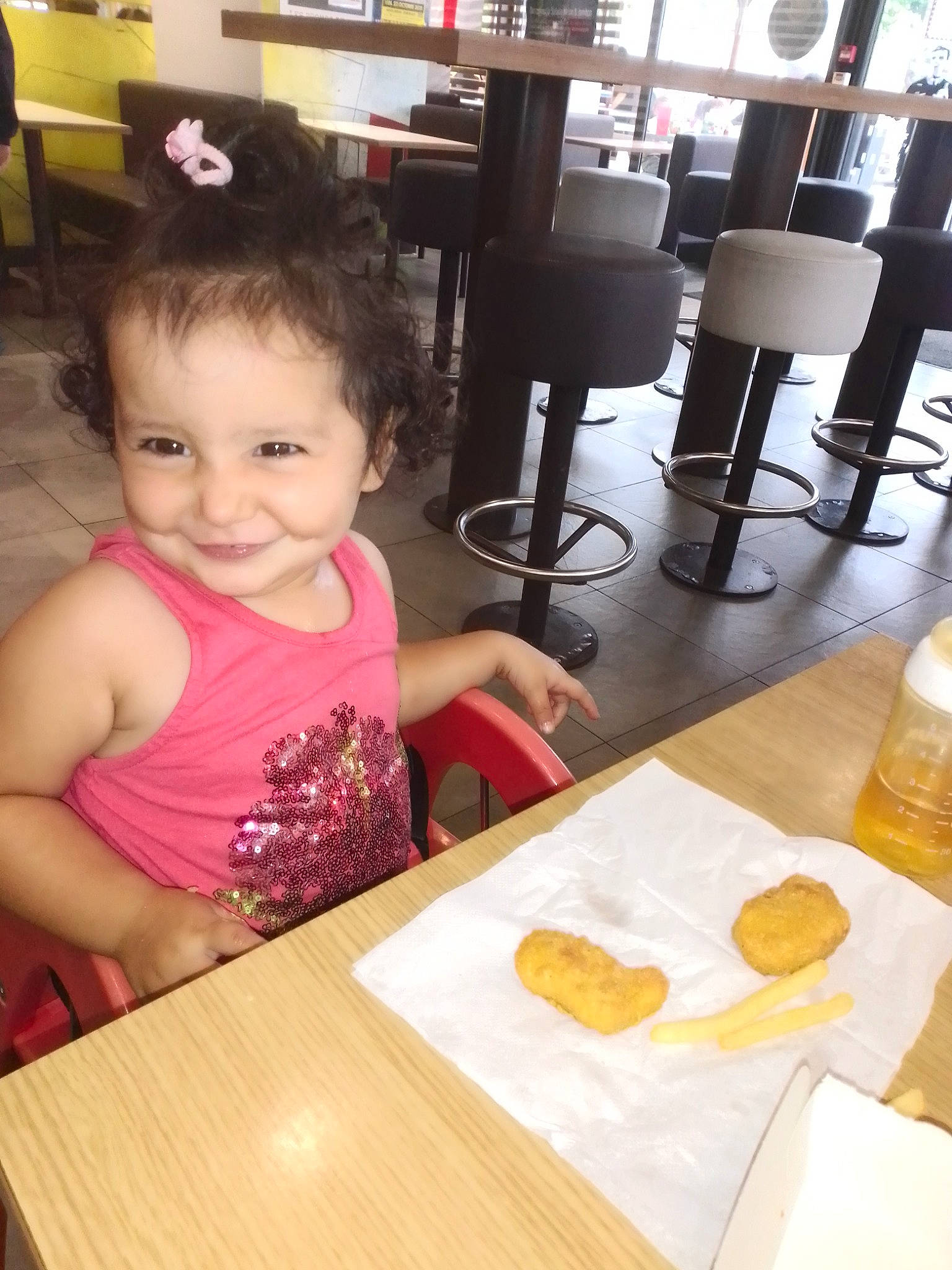 Angélina a rejoint le concours — aidez-le/la à gagner de superbes lots ! baby, baby_toddler_clothing, chair, comfort_food, cooking, cuisine, desk, dish, food, furniture, happy, ingredient, joy, person, plate, smile, t_shirt, table, tableware, toddler