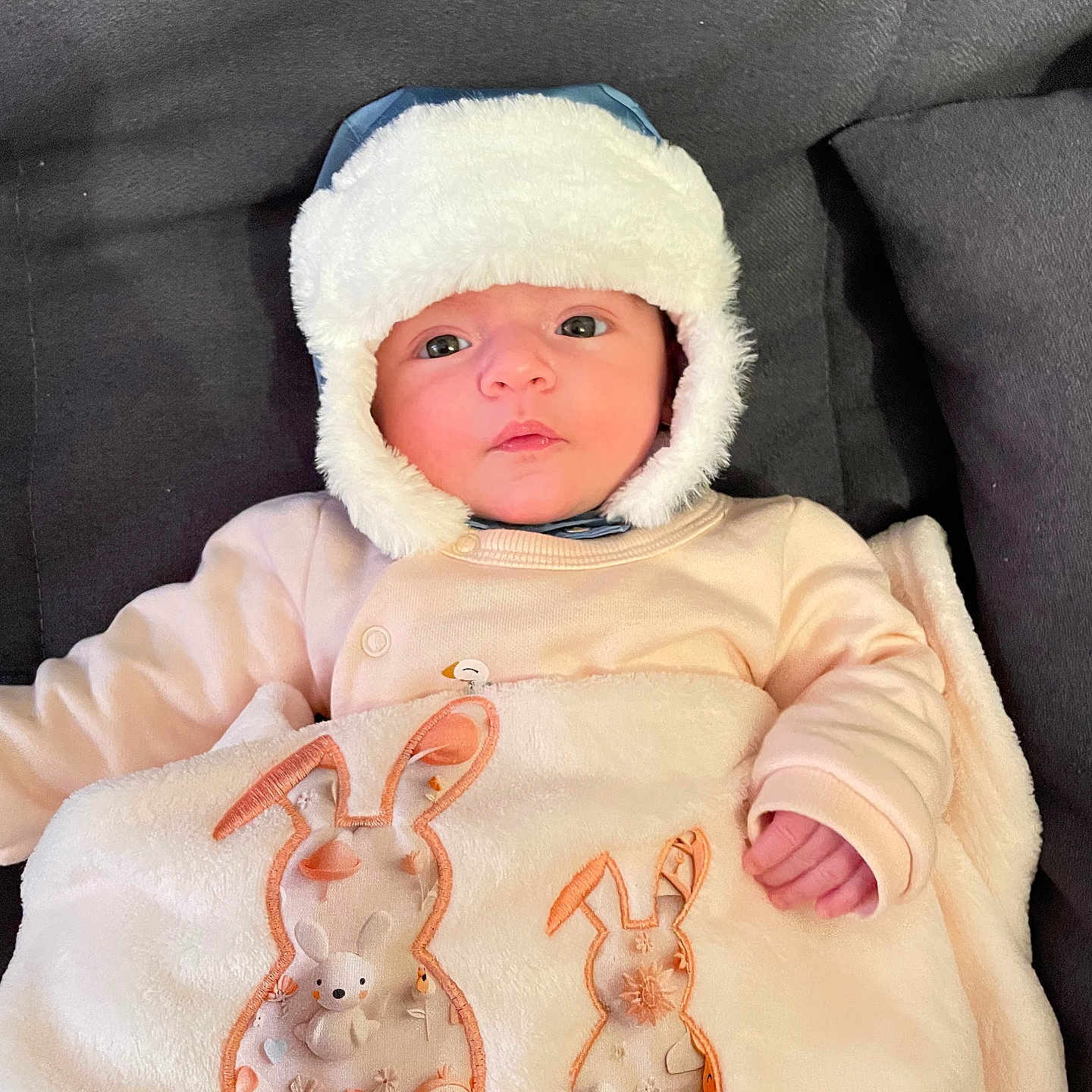Essil a rejoint le concours — aidez-le/la à gagner de superbes lots ! baby, infant, hat, blanket, bunny, cute, face, clothing, child, portrait, resting, cushion, warm, soft, indoor, newborn, snug, pink, white, cozy
