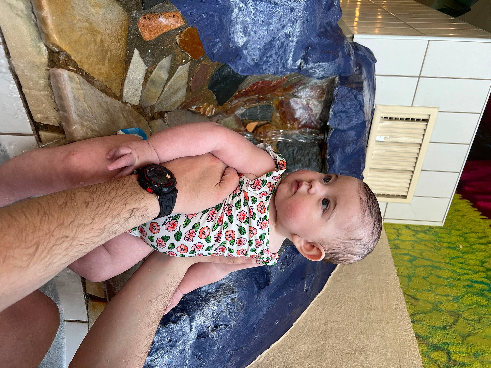 Emna a rejoint le concours — aidez-le/la à gagner de superbes lots ! baby, baby_toddler_clothing, child, comfort, finger, foot, fun, grass, human_leg, nail, pattern, person, sitting, skin, thigh, thumb, toddler, tree, vacation, wood