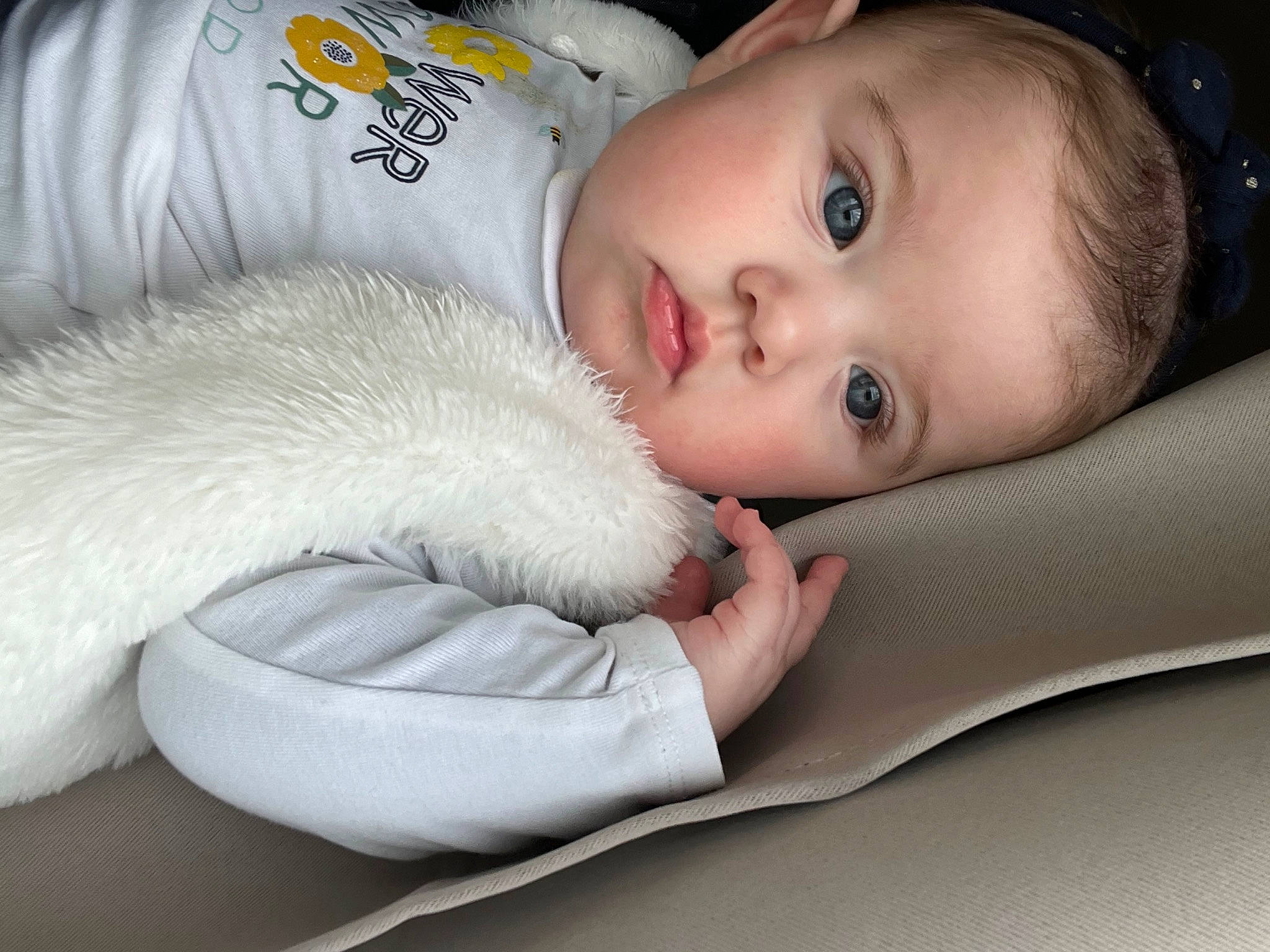 Emna a rejoint le concours — aidez-le/la à gagner de superbes lots ! baby, baby_products, baby_toddler_clothing, cheek, child, comfort, eye, eyelash, face, flash_photography, fur, fur_clothing, gesture, happy, head, linens, nose, person, sitting, skin