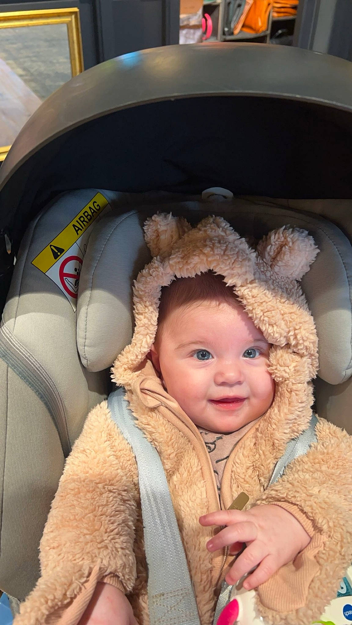 Emna participe au concours pour gagner de l'argent avec cette photo : automotive_design, baby, baby_toddler_clothing, car, car_seat, car_seat_cover, child, comfort, eye, flash_photography, fun, fur, happy, headgear, headwear, iris, nose, person, smile, steering_wheel