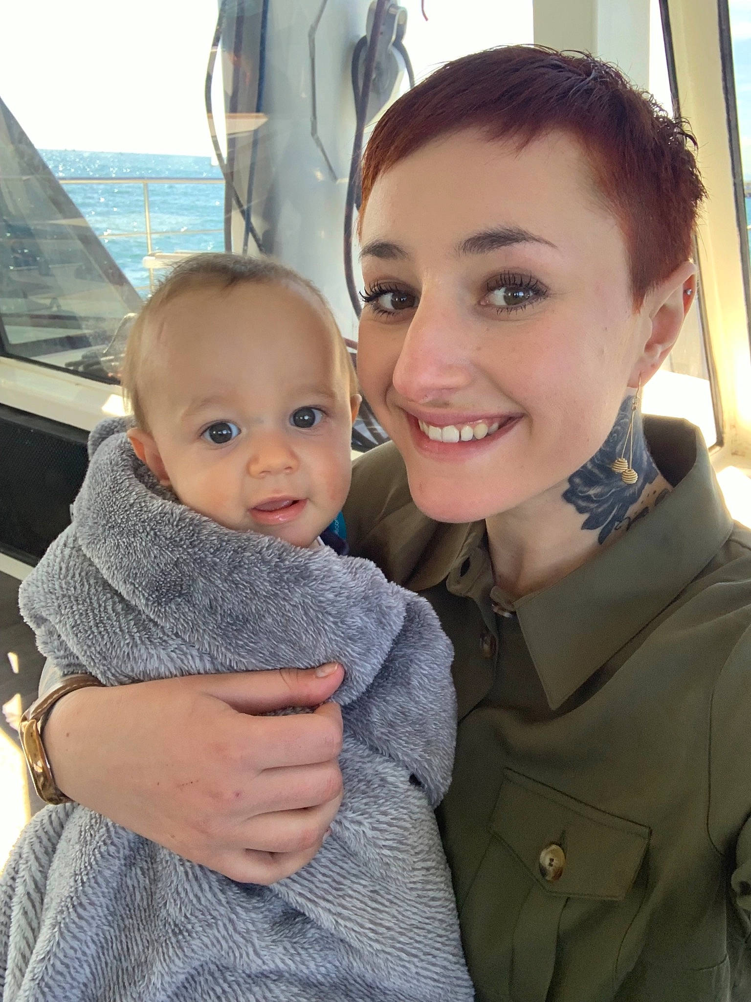 Nolan a rejoint le concours — aidez-le/la à gagner de superbes lots ! child, daughter, gesture, joy, mother, people, person, smile, toddler