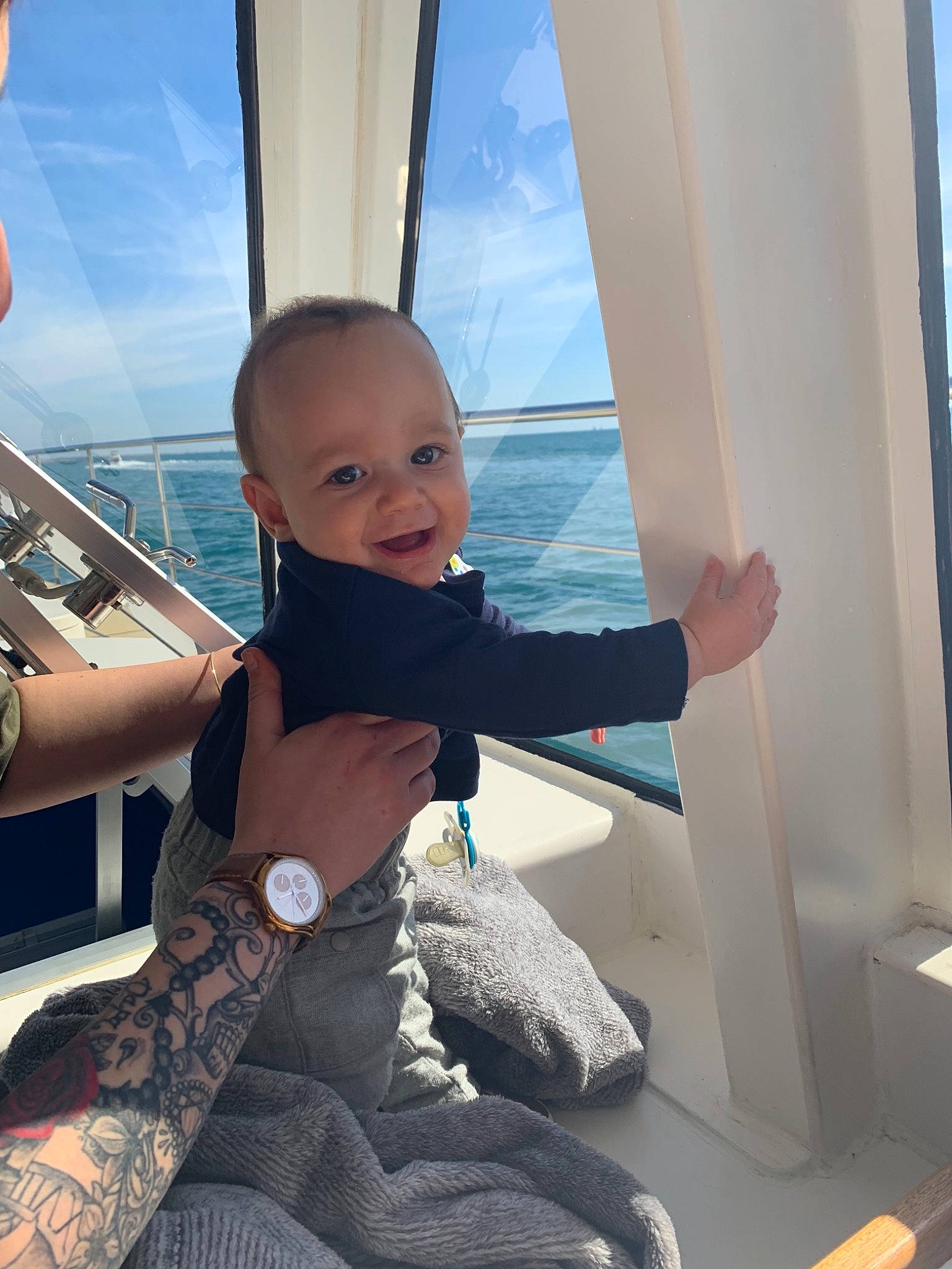 Nolan participe au concours pour gagner de l'argent avec cette photo : arm, baby, child, finger, joint, leg, person, skin, smile, sportswear, textile, thumb, toddler, vacation, window