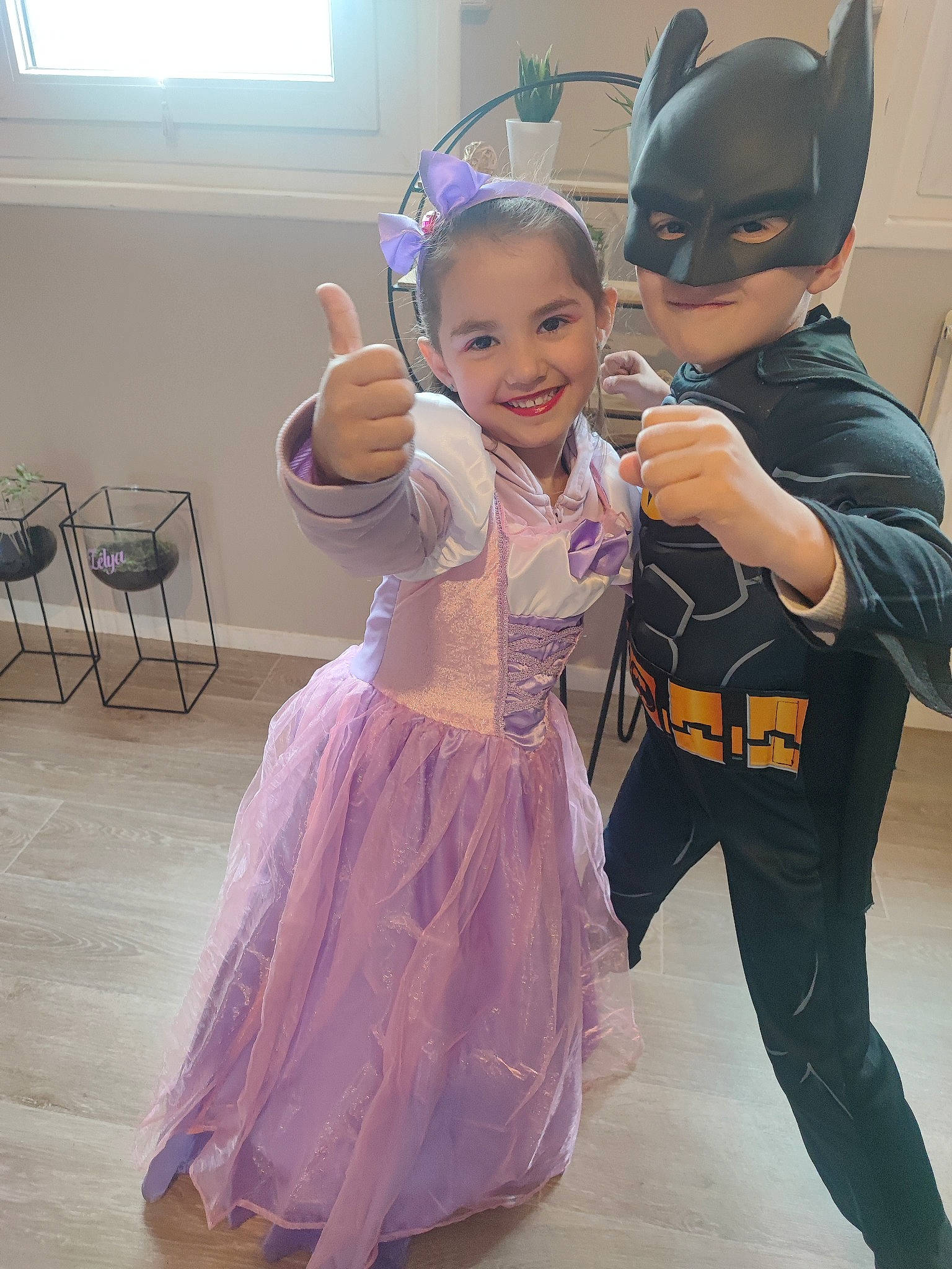 Zelya a rejoint le concours — aidez-le/la à gagner de superbes lots ! baby_toddler_clothing, chair, child, costume, entertainment, event, fictional_character, flooring, fun, gesture, happy, joy, magenta, mascot, performing_arts, person, purple, room, smile, standing