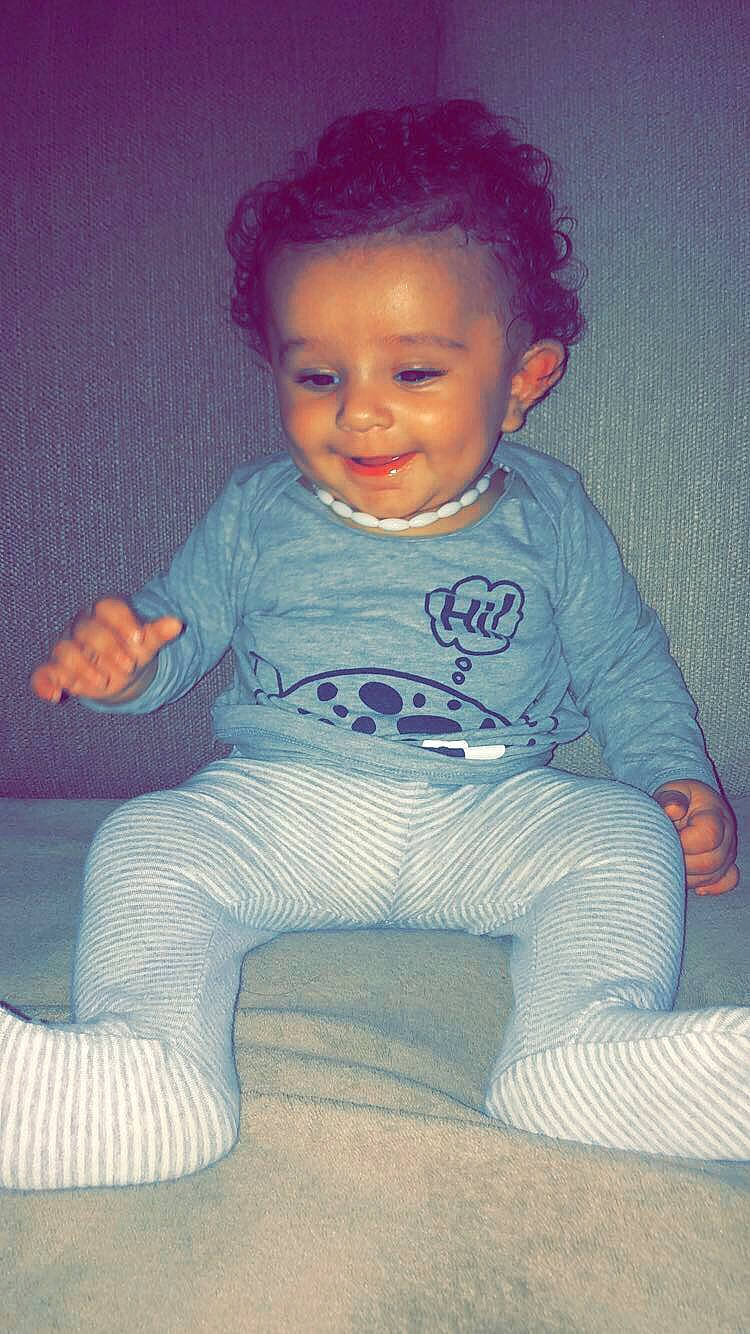 Tahys participe au concours pour gagner de l'argent avec cette photo : boy, cheek, child, cool, eye, fun, girl, head, human_hair_color, infant, joy, knitting, leg, person, pink, product, purple, sitting, skin, standing