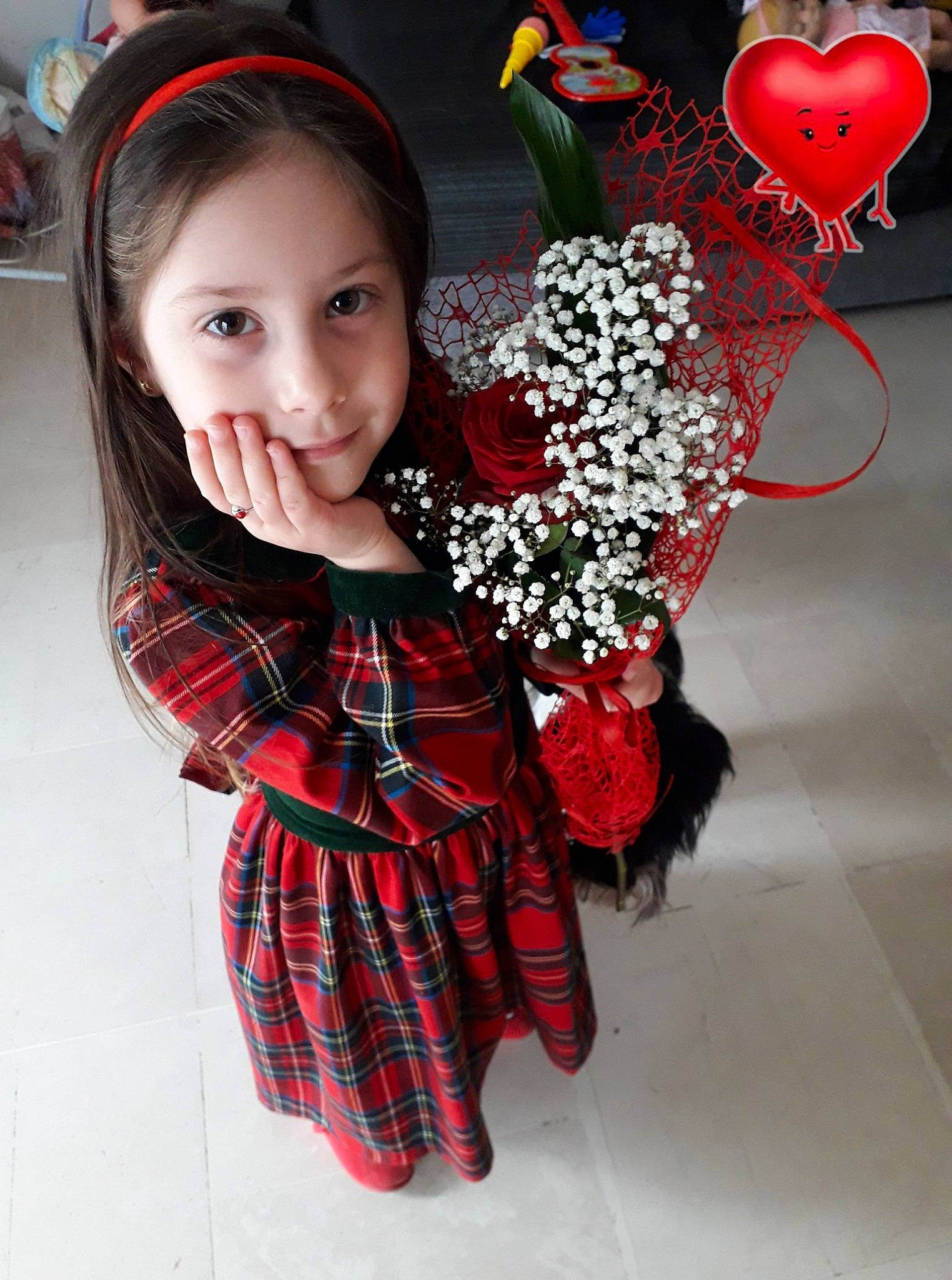 Francesca a rejoint le concours — aidez-le/la à gagner de superbes lots ! bouquet, child, child_model, cut_flowers, design, floral_design, flower, joy, person, plant, red, smile, tartan, textile, wreath