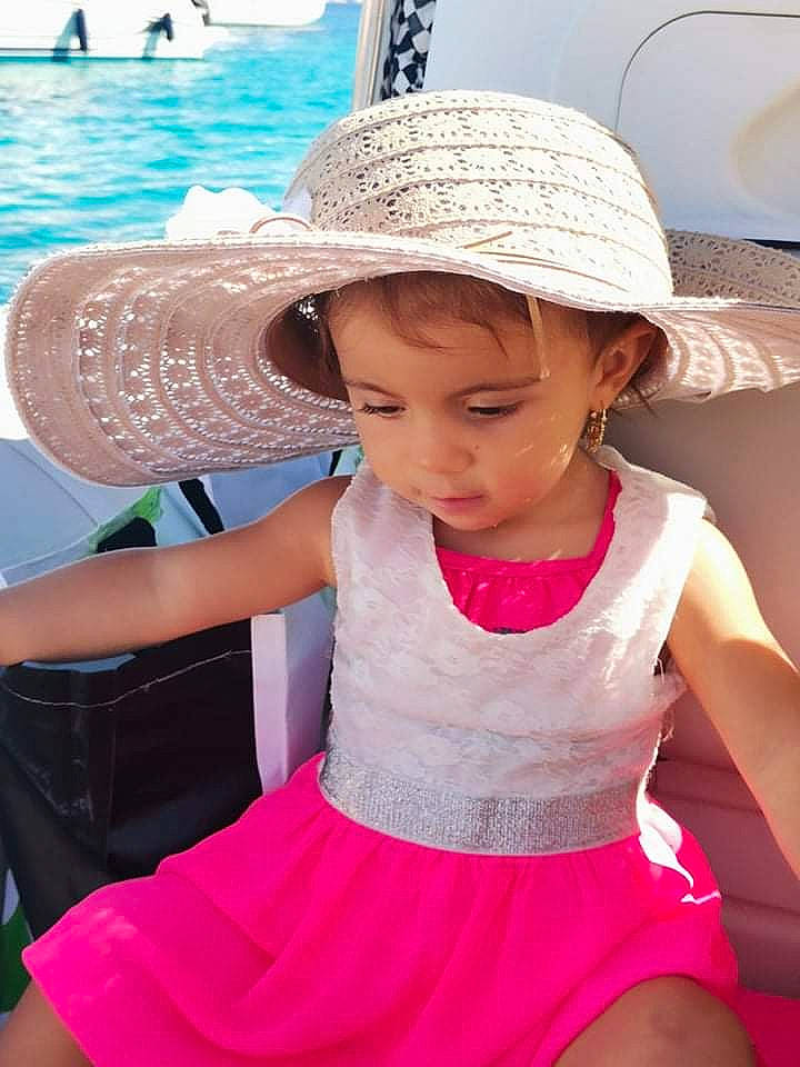 Sohaï participe au concours pour gagner de l'argent avec cette photo : baby_toddler_clothing, blue, cap, cool, fashion, fun, happy, hat, headgear, leisure, person, photograph, pink, skin, sleeve, summer, sun_hat, toddler, travel, water
