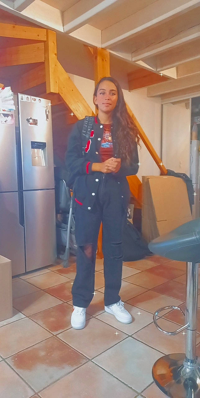 Ruby participe au concours pour gagner de l'argent avec cette photo : belt, blazer, boot, chair, denim, electric_blue, event, fashion_design, flooring, job, knee, leg, military_person, military_uniform, person, sneakers, standing, street_fashion, thigh, waist