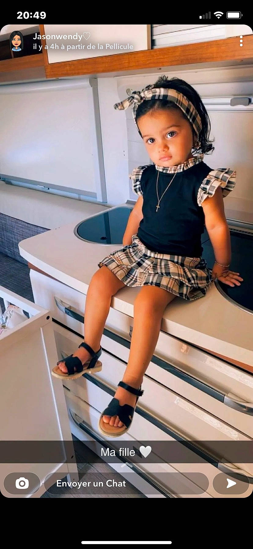 Syana a rejoint le concours — aidez-le/la à gagner de superbes lots ! automotive_design, black_hair, calf, child, eyewear, fashion_design, foot, headband, human_leg, jewellery, joint, knee, leg, pattern, person, sandal, sitting, standing, thigh, waist