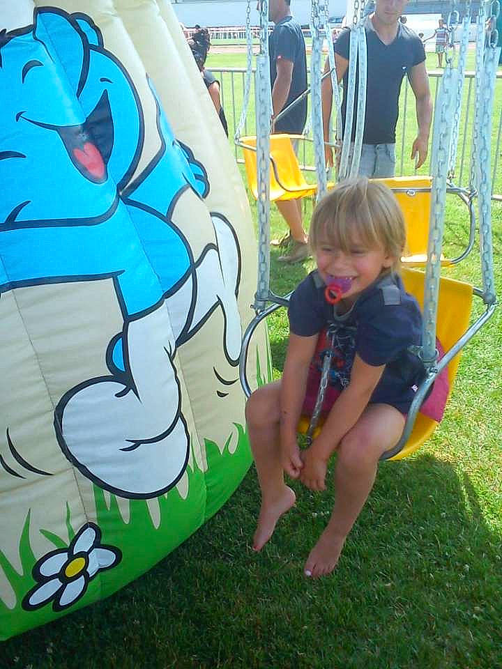 Aglaé participe au concours pour gagner de l'argent avec cette photo : art, blurred, child, fun, grass, joy, leisure, mural, person, plant, play, recreation