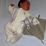 Maylonn a rejoint le concours — aidez-le/la à gagner de superbes lots ! baby, bed, blanket, child, comforter, cozy, cute, head, indoor, infant, newborn, onesie, pajamas, peaceful, person, plush_toy, resting, sleeping, small, soft_texture