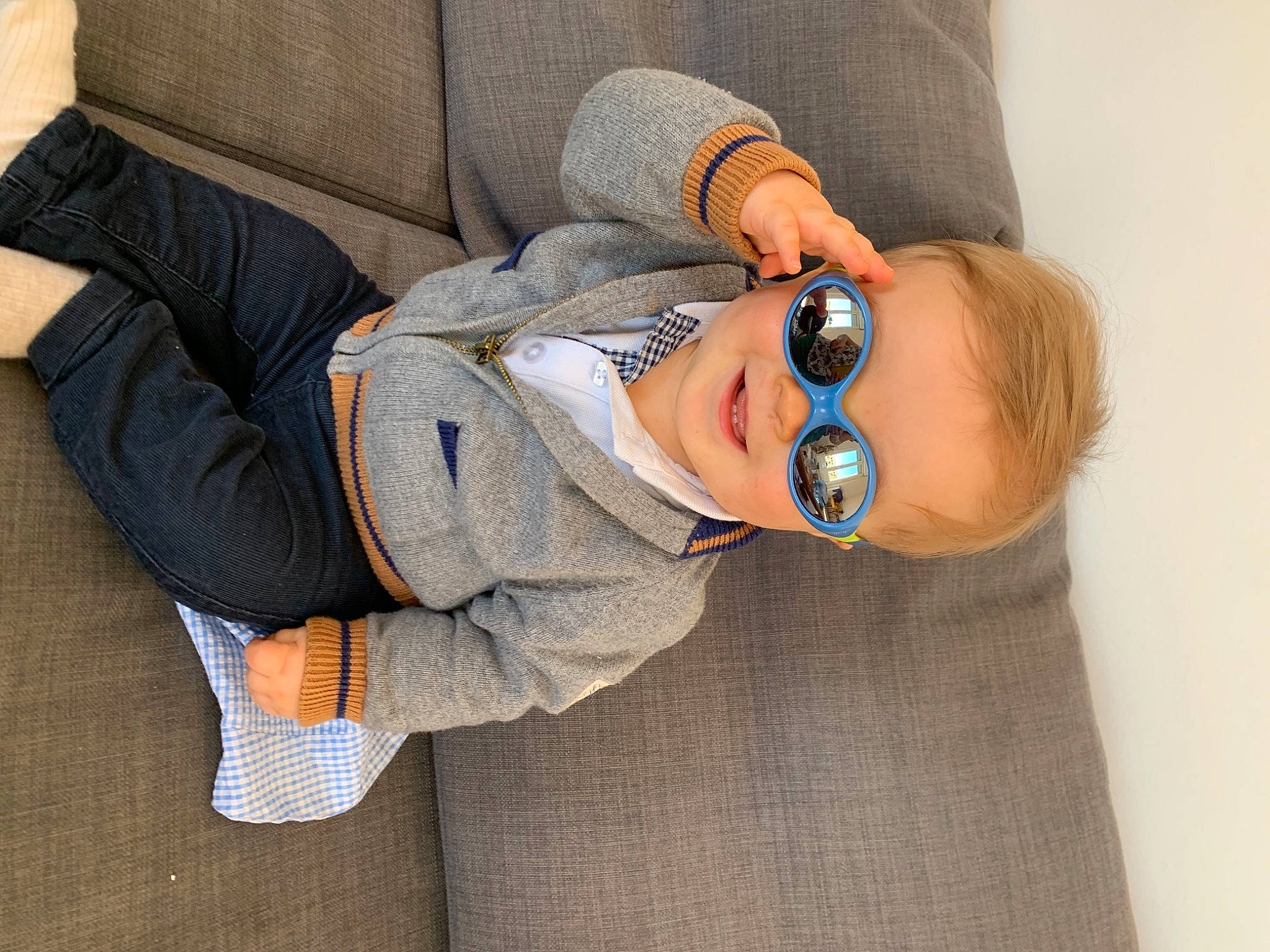 Arsène a rejoint le concours — aidez-le/la à gagner de superbes lots ! baby, baby_toddler_clothing, comfort, couch, denim, eyewear, face, flooring, glasses, goggles, grey, leg, linens, person, sitting, sleeve, sunglasses, textile, toddler, vision_care