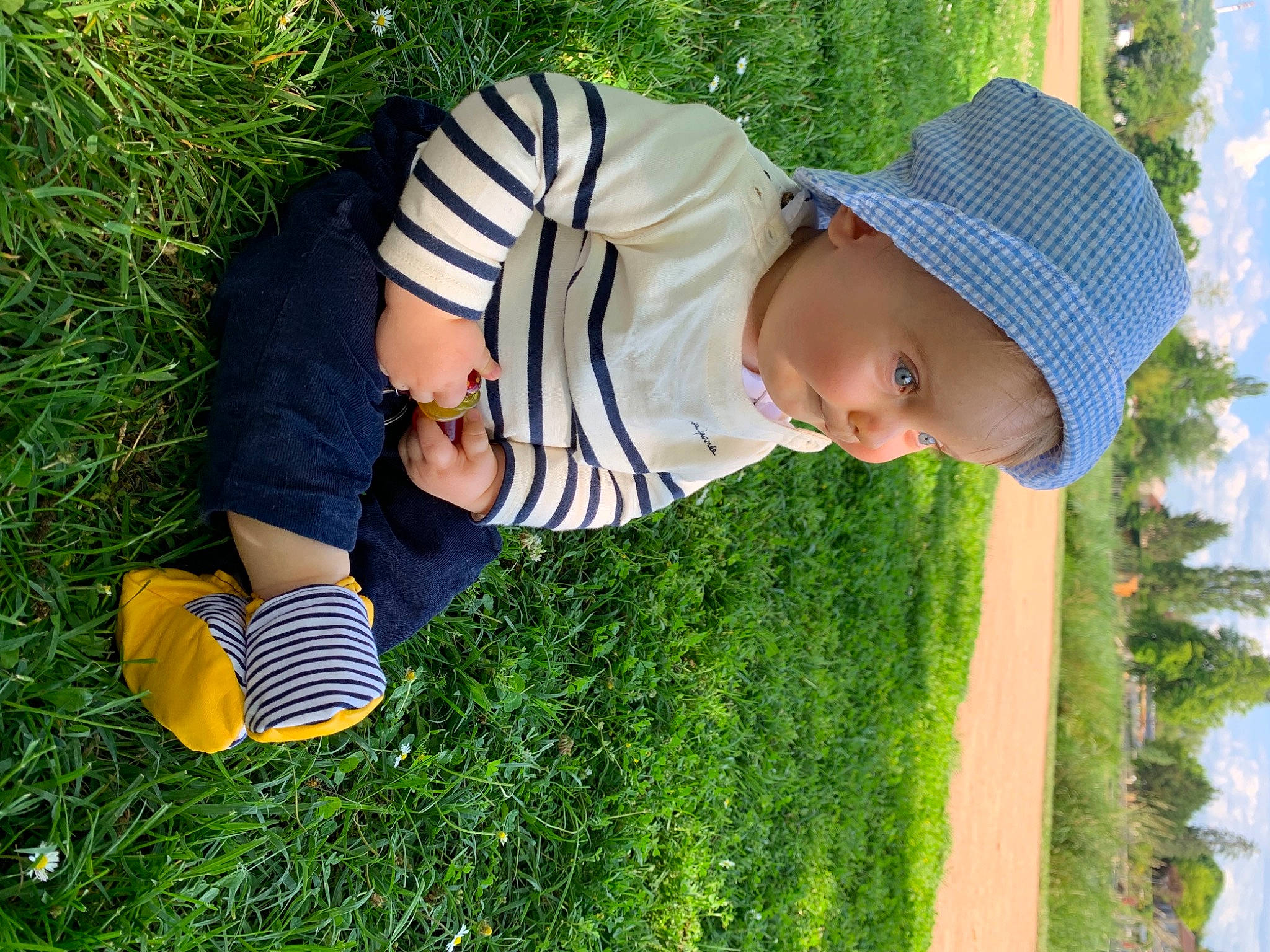 Arsène participe au concours pour gagner de l'argent avec cette photo : botany, cloud, finger, fun, grass, grass_family, grassland, happy, hat, headwear, lawn, leisure, meadow, people_in_nature, person, plant, sky, sun_hat, sunlight, t_shirt