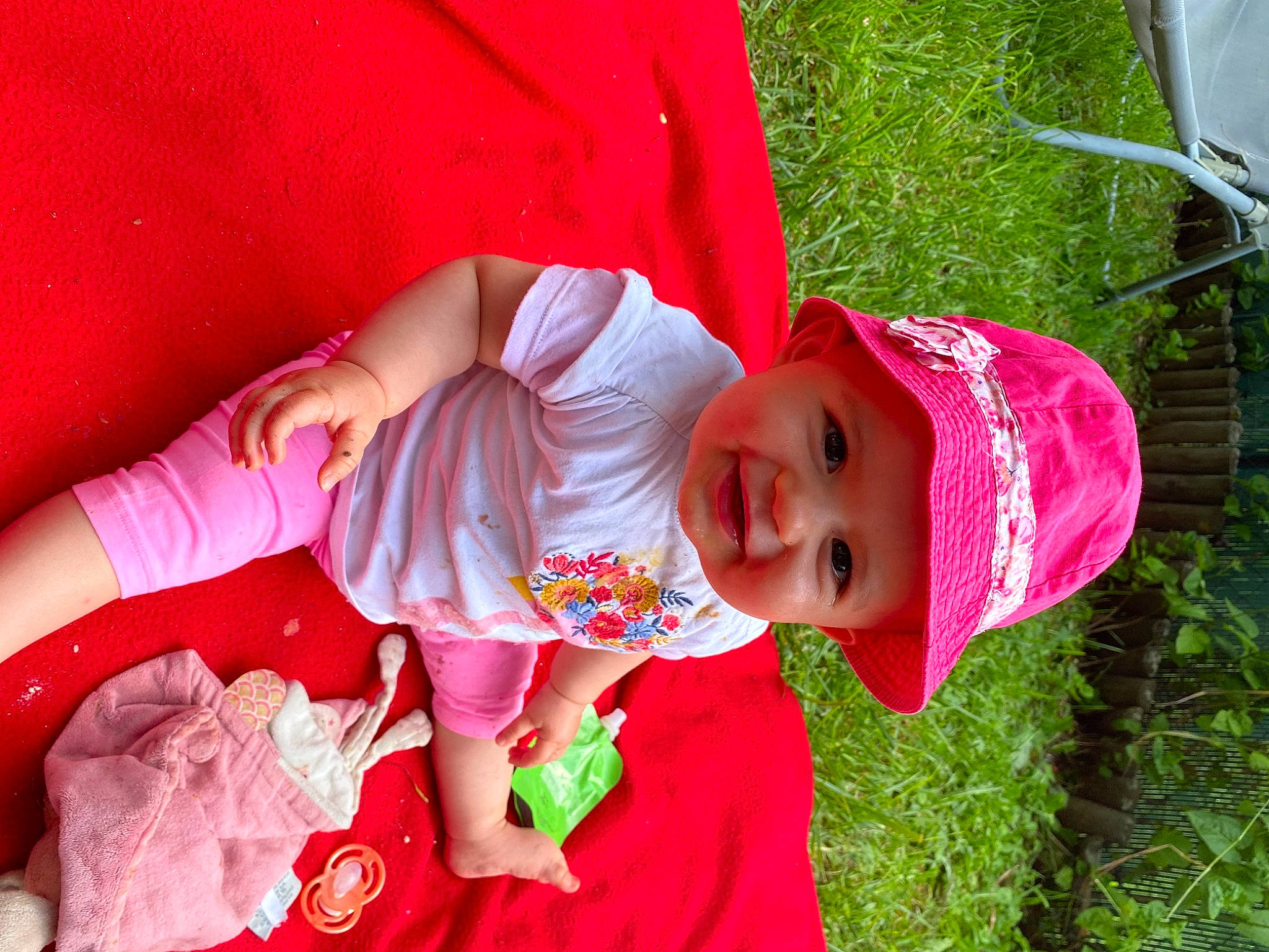 Thi-maï a rejoint le concours — aidez-le/la à gagner de superbes lots ! baby, baby_toddler_clothing, child, dress, event, fun, grass, happy, hat, headwear, lawn_ornament, leisure, magenta, people_in_nature, person, pink, plant, recreation, red, smile