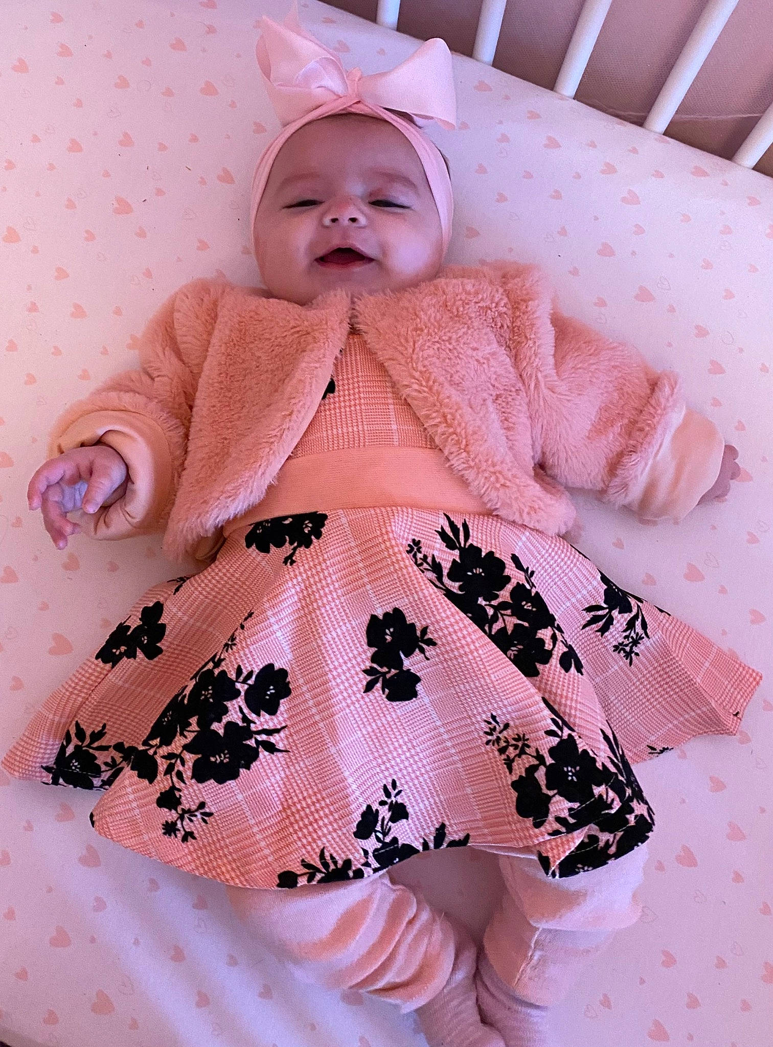 Thi-maï participe au concours pour gagner de l'argent avec cette photo : baby, baby_products, baby_sleeping, baby_toddler_clothing, bed, bed_sheet, bedding, child, collar, comfort, linens, magenta, outerwear, pattern, peach, person, pink, skin, sleeve, smile