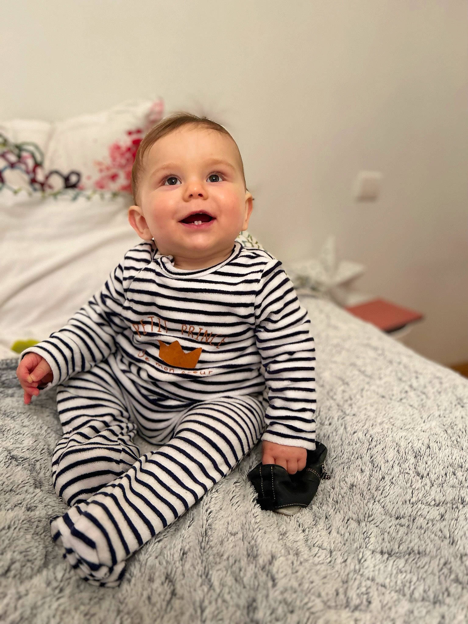 Augustin a rejoint le concours — aidez-le/la à gagner de superbes lots ! arm, baby, baby_toddler_clothing, cheek, child, comfort, face, flash_photography, floor, flooring, fun, happy, head, joy, pattern, person, sitting, sleeve, smile, t_shirt