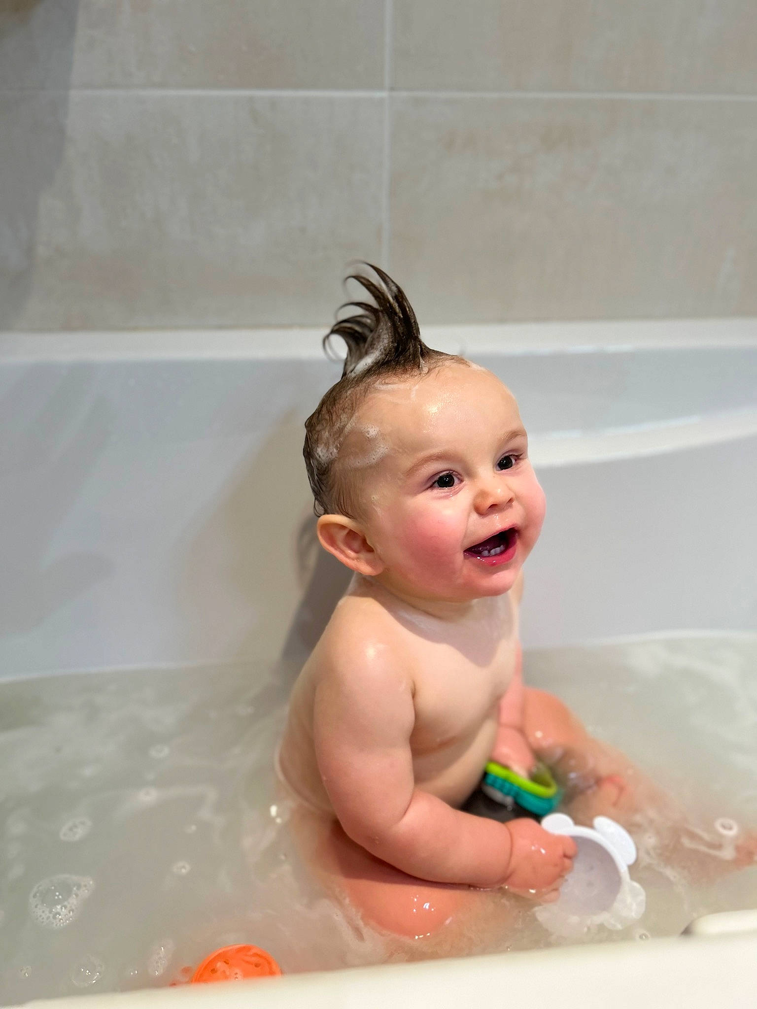 Augustin a rejoint le concours — aidez-le/la à gagner de superbes lots ! baby, baby_bathing, bath_toy, bathing, bathroom, bathtub, child, ear, fluid, foam, fun, happy, liquid, person, personal_care, plumbing, plumbing_fixture, room, smile, toddler