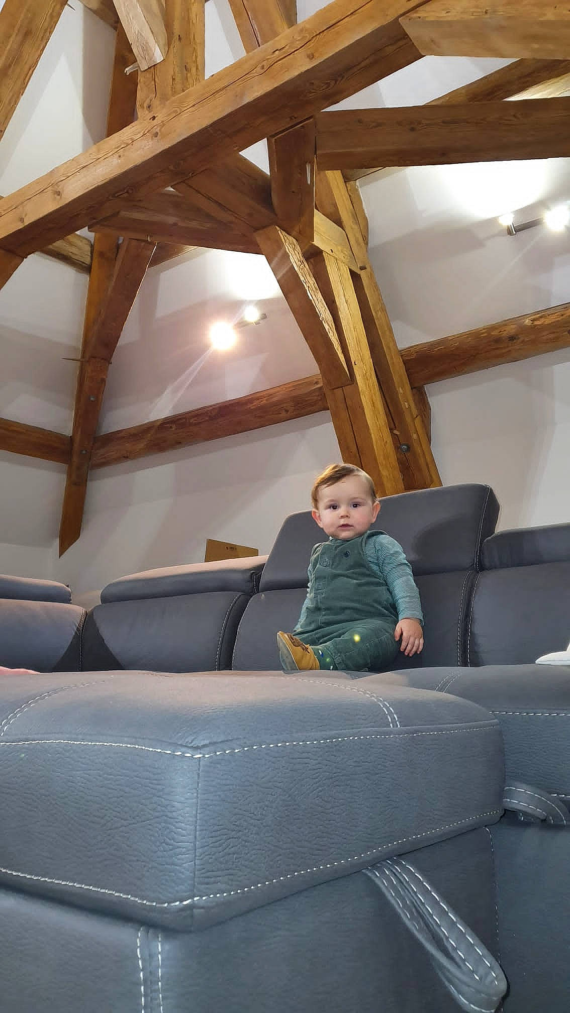 Augustin a rejoint le concours — aidez-le/la à gagner de superbes lots ! architecture, attic, automotive_design, beam, ceiling, comfort, couch, flooring, hardwood, house, interior_design, jacket, leisure, luxury_vehicle, motor_vehicle, person, property, room, toddler, tree