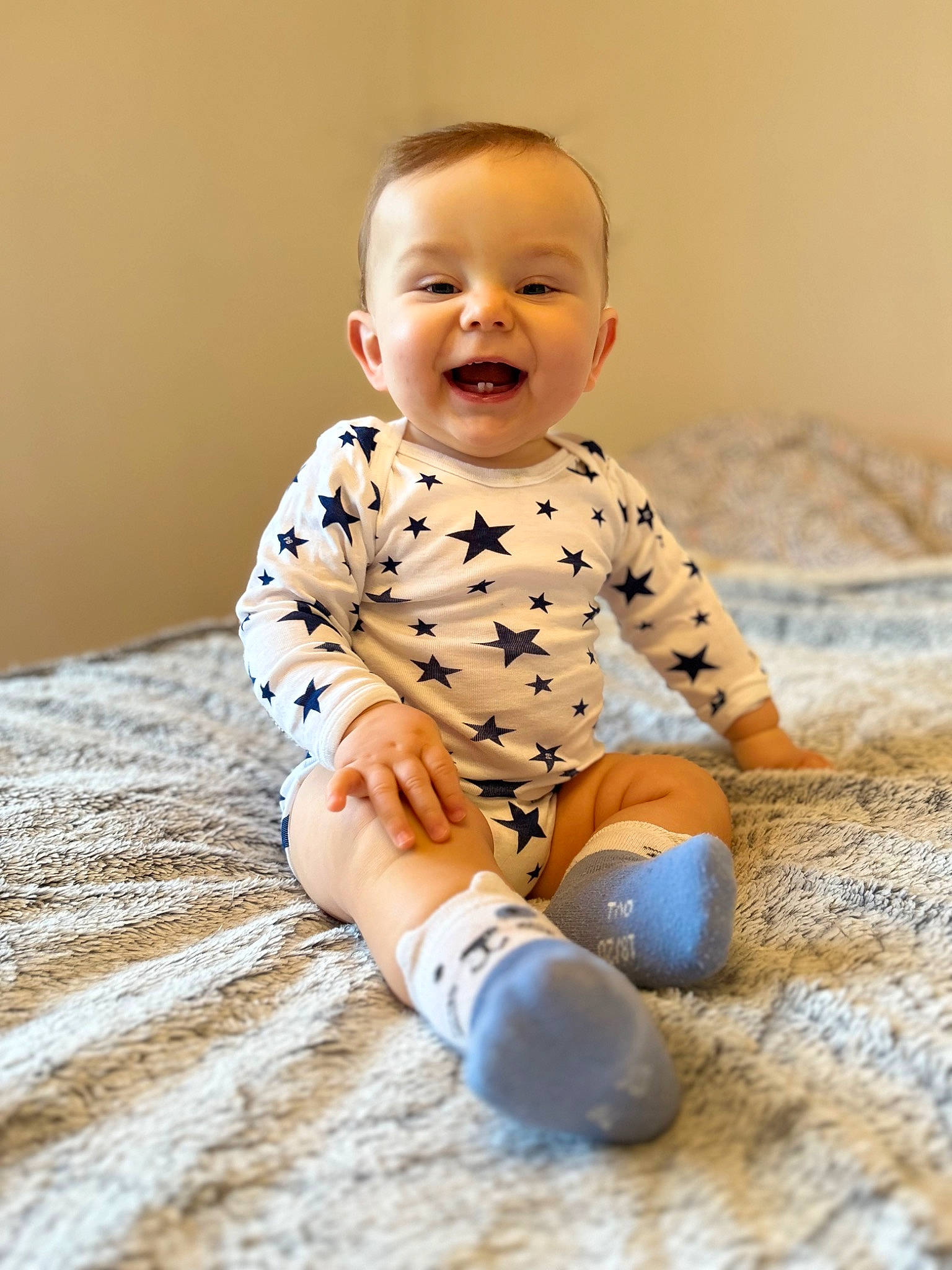 Augustin a rejoint le concours — aidez-le/la à gagner de superbes lots ! arm, baby, baby_toddler_clothing, child, comfort, face, flash_photography, floor, flooring, foot, happy, human_leg, knee, pattern, person, sitting, skin, sleeve, smile, toddler