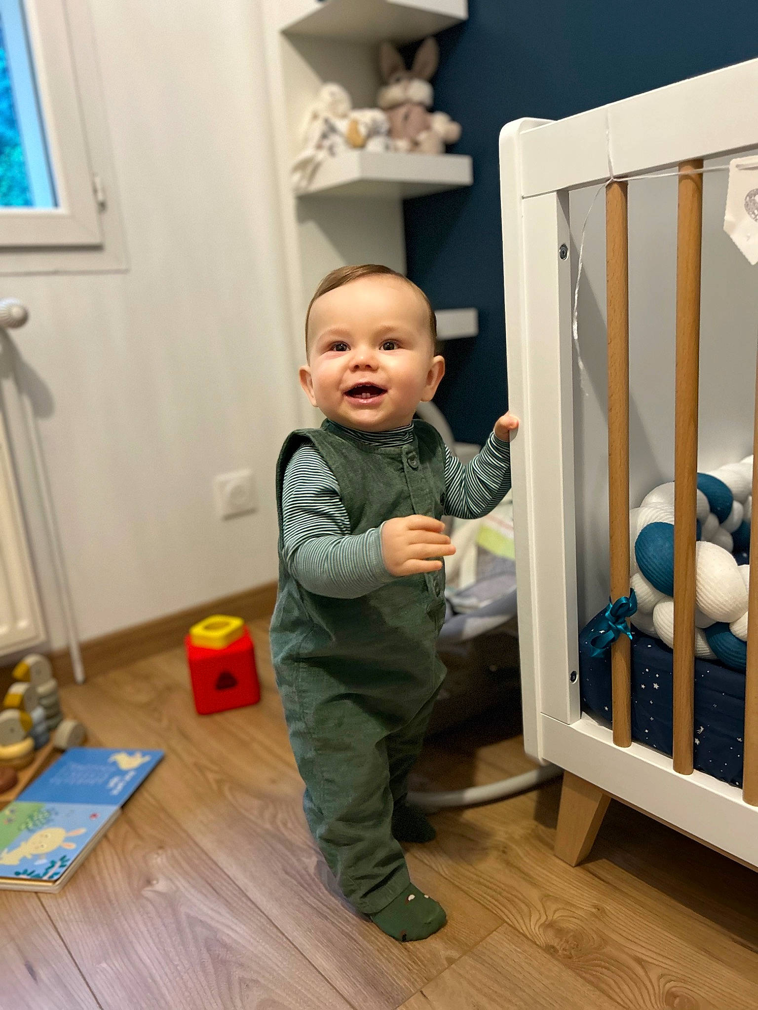 Augustin participe au concours pour gagner de l'argent avec cette photo : baby, baby_toddler_clothing, child, comfort, cradle, floor, flooring, hardwood, laminate_flooring, person, picture_frame, plank, product, room, sleeve, smile, toddler, varnish, wood, wood_flooring