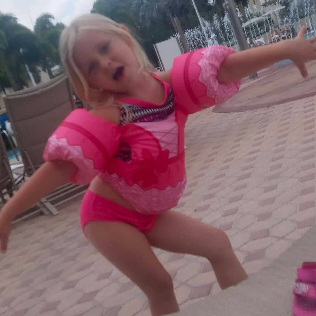 Joy is registered to the contest to win money with this photo: barefoot, calf, flooring, fun, happy, joint, knee, leg, leisure, magenta, organ, person, pink, shoulder, skin, sky, sportswear, summer, thigh, tree