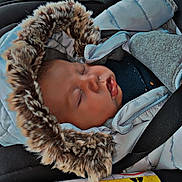 Guiliano participe au concours pour gagner de l'argent avec cette photo : airbag_label, baby, car_interior, car_seat, child, child_safety, close_up, cozy, cute, fur_hood, infant, jacket, nap, peaceful, portrait, seatbelt, sleeping, transportation, warm_clothing, winter_wear