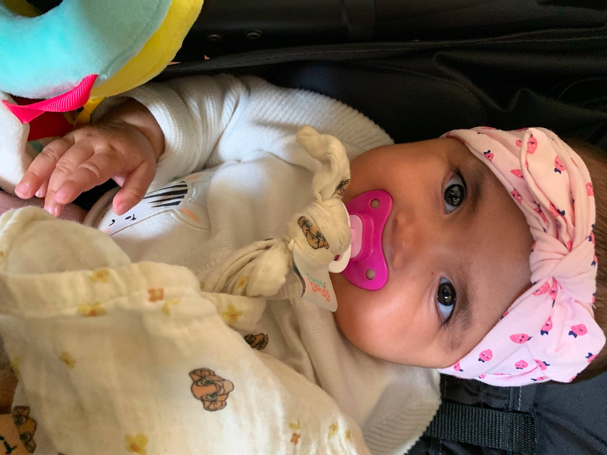 Esmée participe au concours pour gagner de l'argent avec cette photo : baby, baby_products, baby_toddler_clothing, cheek, child, clothing, comfort, eyelash, fun, happy, hat, headwear, linens, mouth, nose, person, room, skin, smile, sunglasses