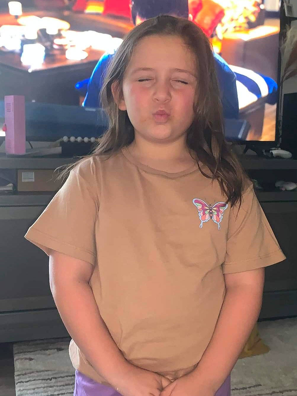 Aviana is registered to the contest to win money with this photo: brown_hair, chest, electric_blue, event, eyewear, fun, hairstyle, head, iris, joint, leisure, long_hair, neck, people, person, shoulder, sleeve, standing, t_shirt, trunk