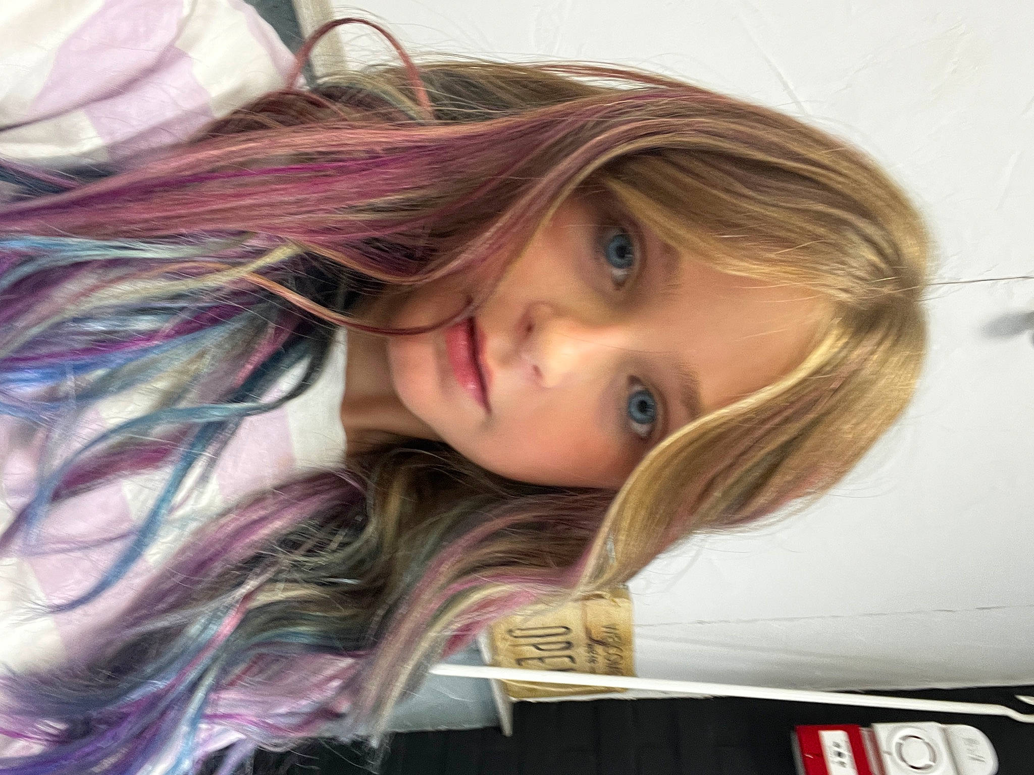 Marina participe au concours pour gagner de l'argent avec cette photo : bangs, blond, brown_hair, cheek, child, eyebrow, eyelash, feathered_hair, hair_coloring, iris, layered_hair, lip, logo, long_hair, nose, person, portrait_photography, selfie, step_cutting, surfer_hair