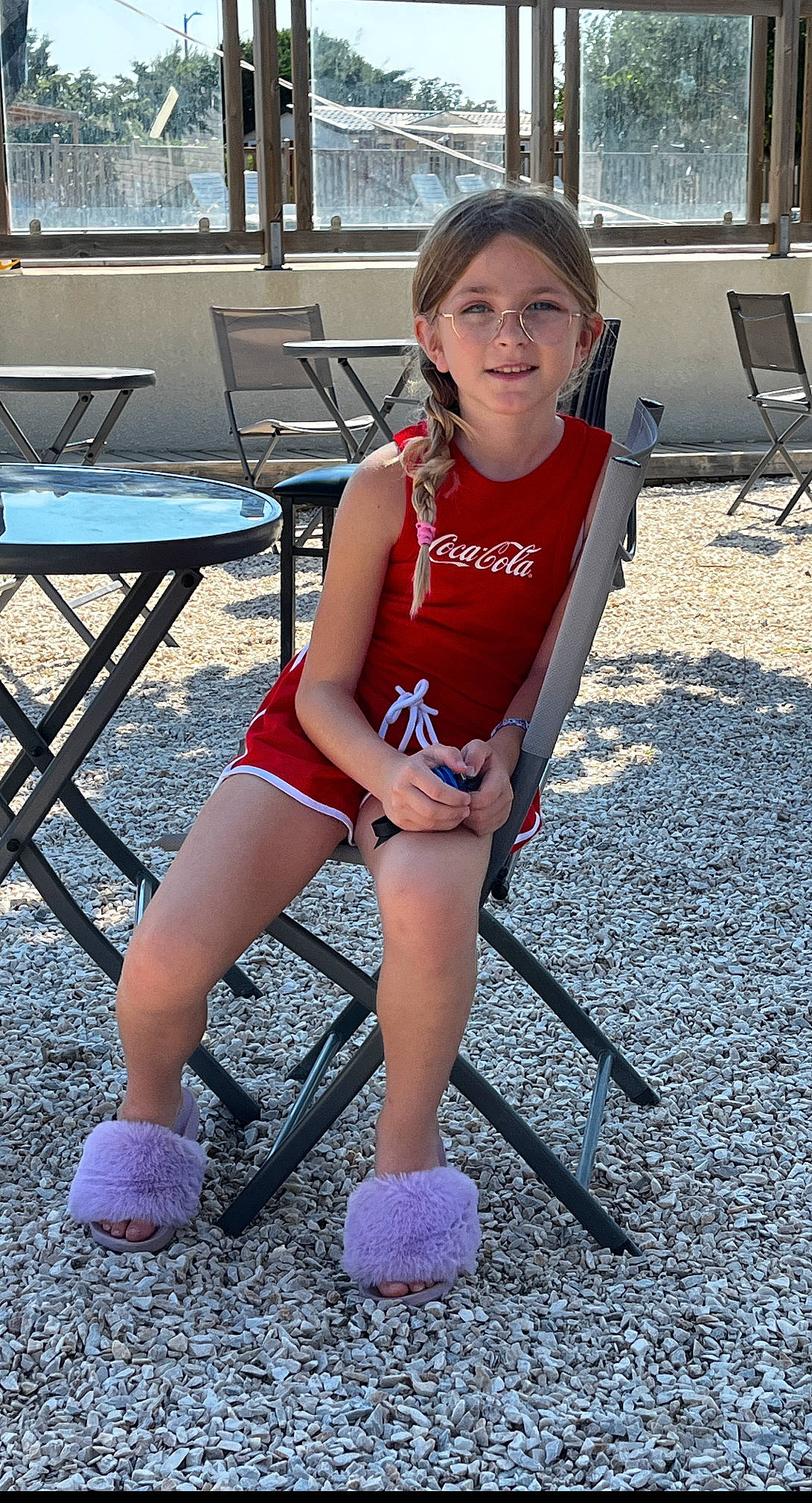 Marina a rejoint le concours — aidez-le/la à gagner de superbes lots ! bench, chair, electric_blue, eyewear, fun, human_leg, joint, knee, lap, leg, leisure, outdoor_furniture, person, recreation, shorts, sitting, smile, snapshot, t_shirt, table