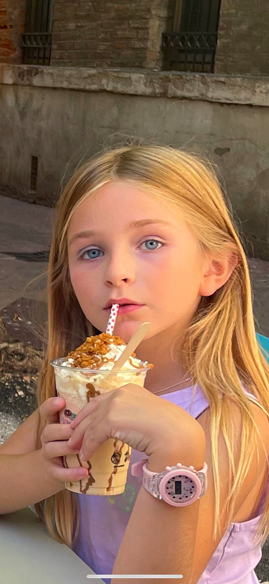 Marina a rejoint le concours — aidez-le/la à gagner de superbes lots ! baked_goods, baking, blond, brown_hair, child, comfort_food, cuisine, dessert, dish, eating, finger_food, food, food_craving, grass, happy, ingredient, junk_food, person, recipe, sweetness